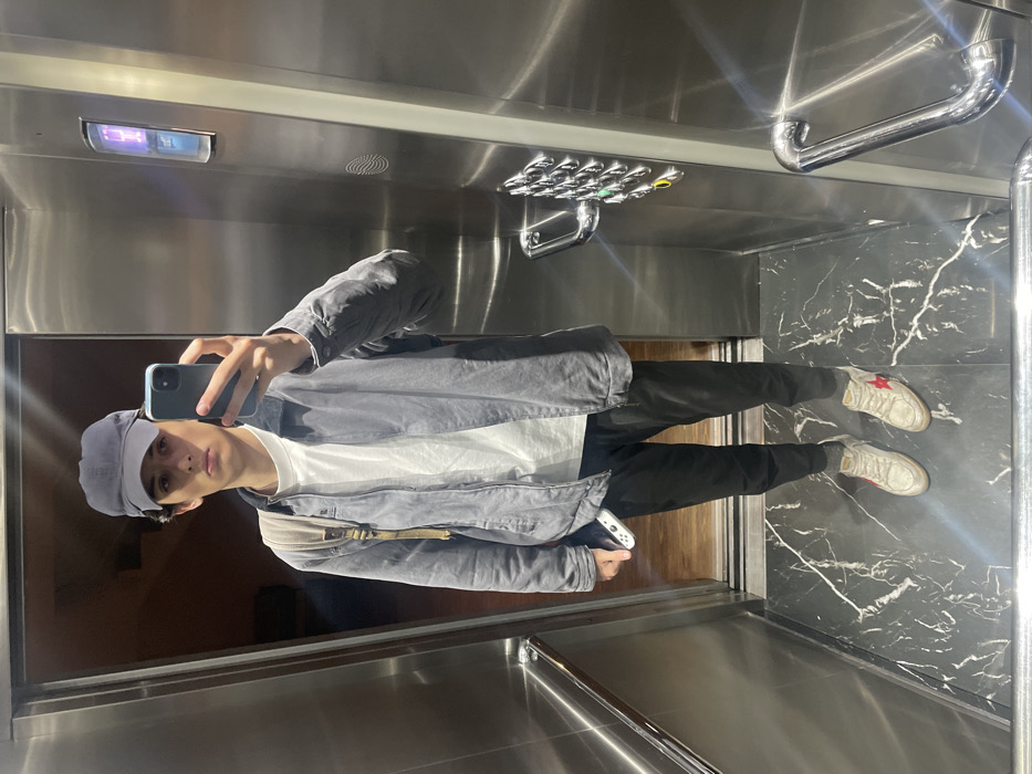 Young man takes mirror selfie in Interlomas elevator