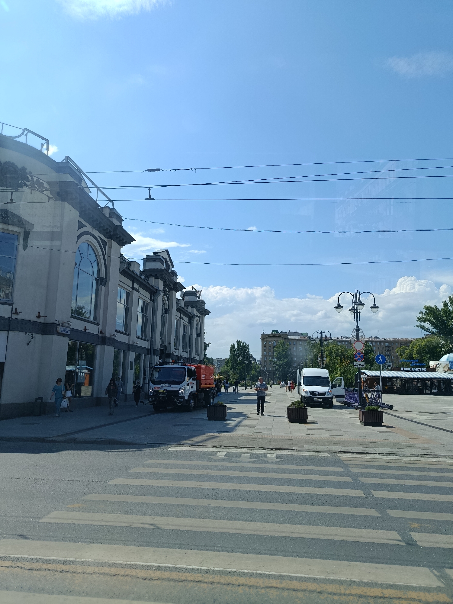 Sunny afternoon street scenes across central Saratov's mixed architecture
