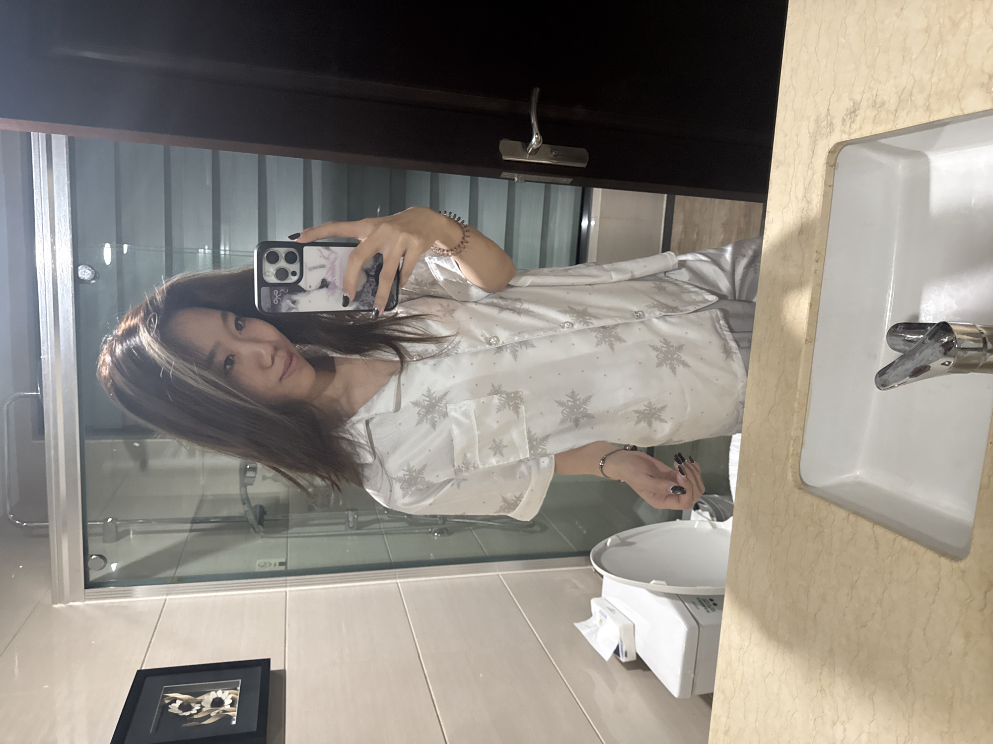 Late-night bathroom selfie session captured in Lanzhou