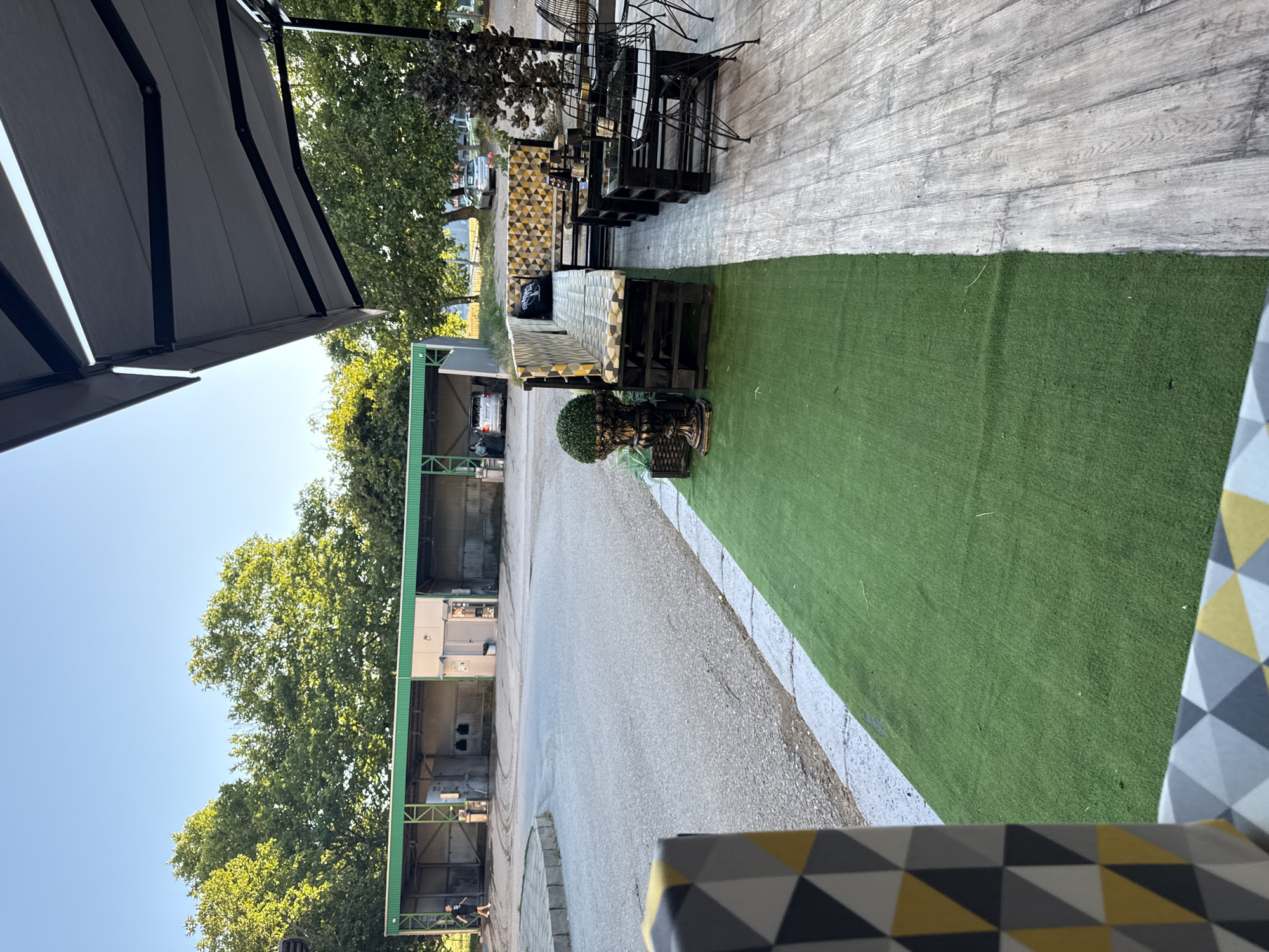 Afternoon cafe hangout with hookah and selfies in Sliven