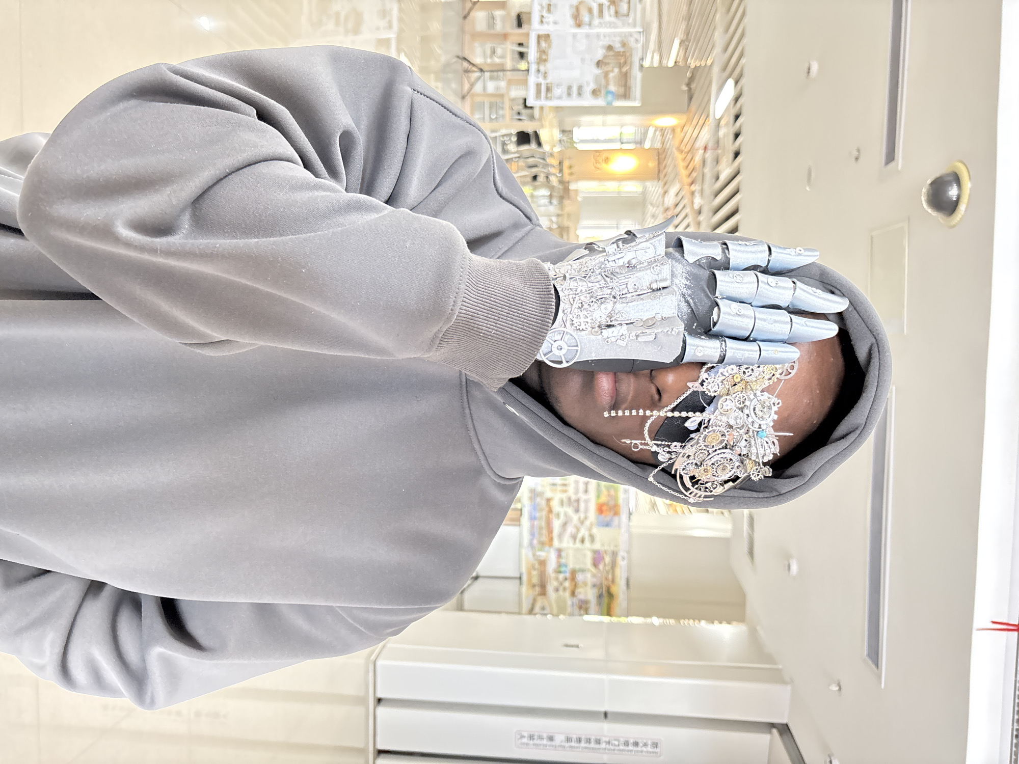 Person in metallic glove spotted near Jiangjin building
