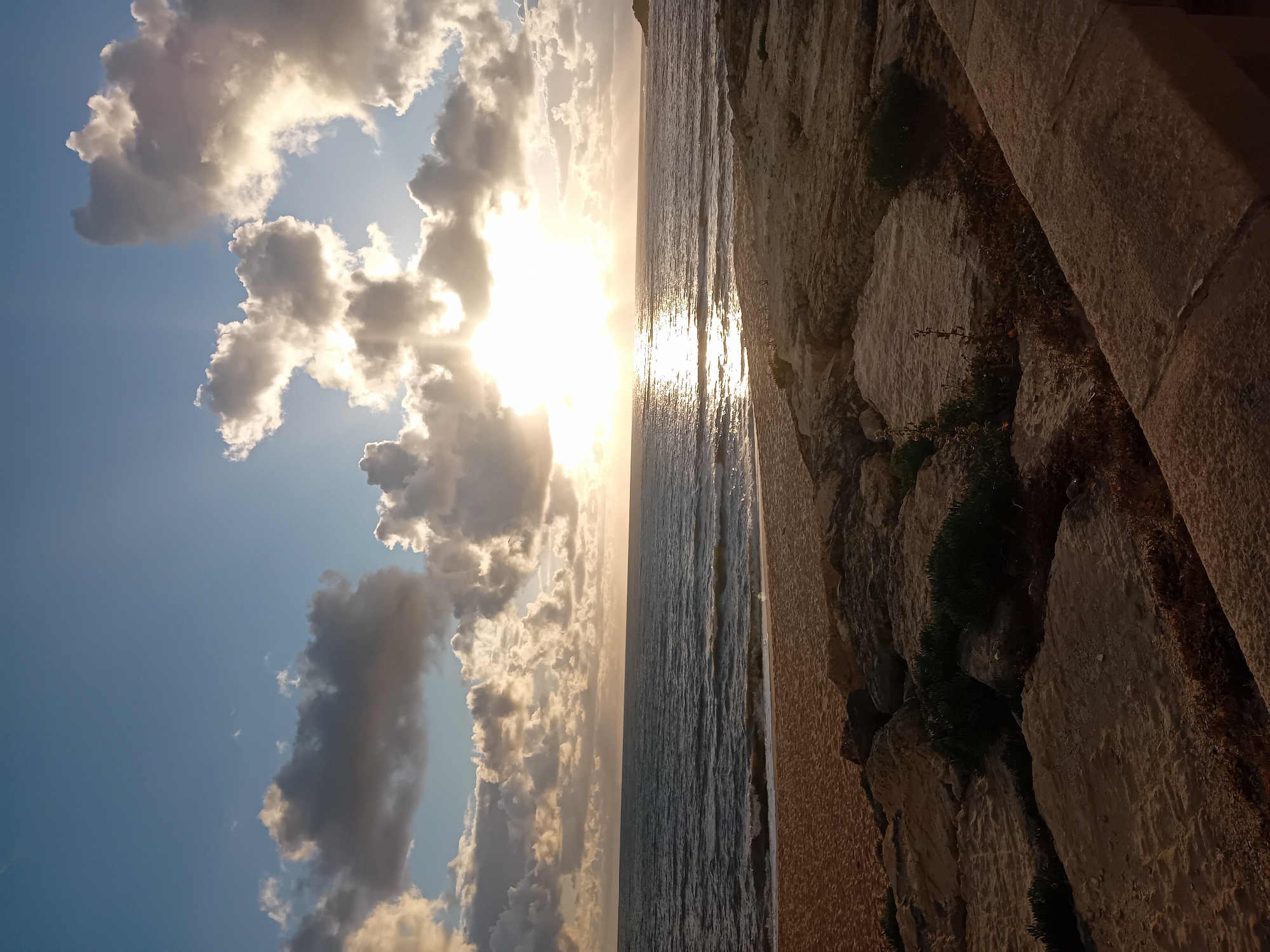 Coastal sunset documented over 15 minutes by single witness