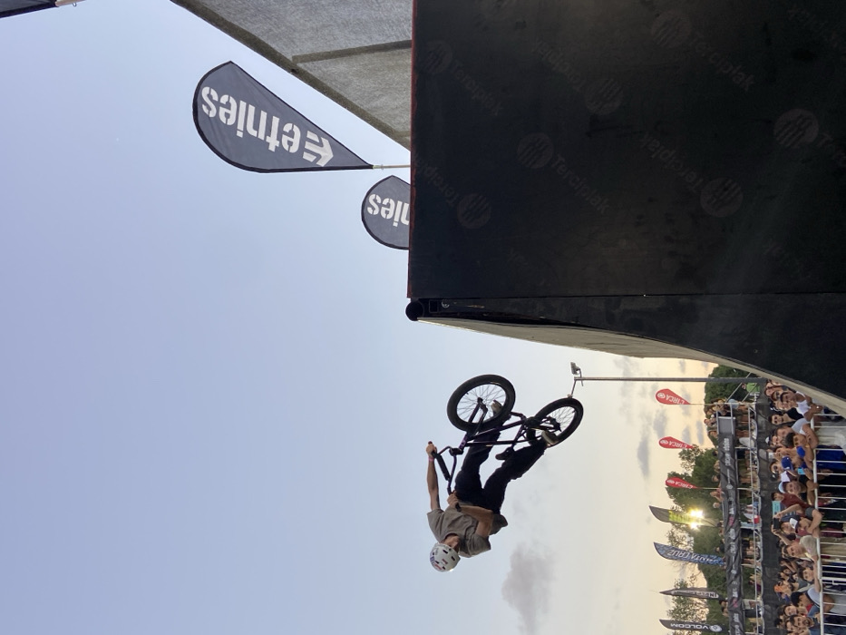 Extreme sports event draws crowds in Buenos Aires