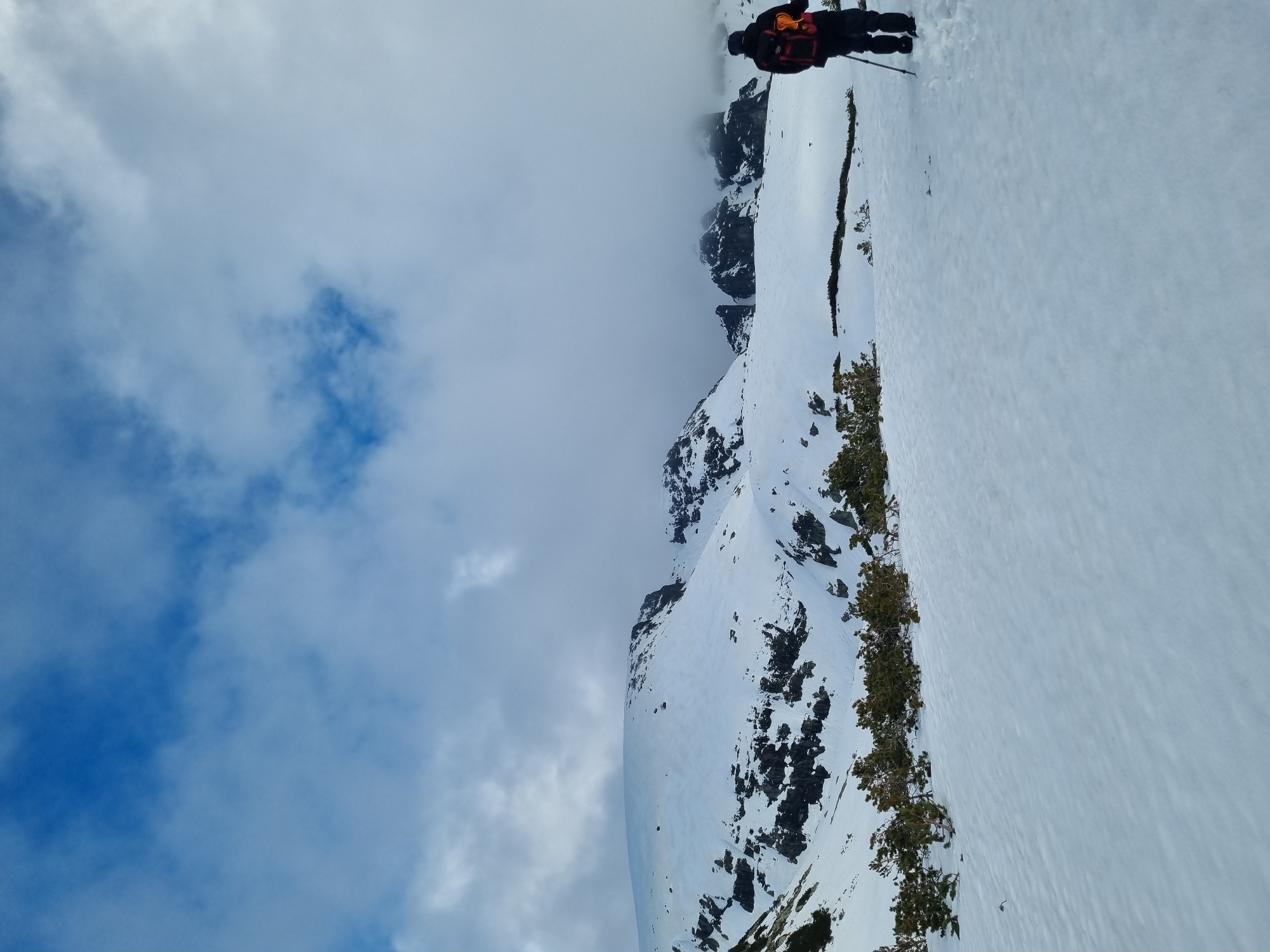 Hiker spotted on snowy Bulgarian mountain slopes near Govedartsi