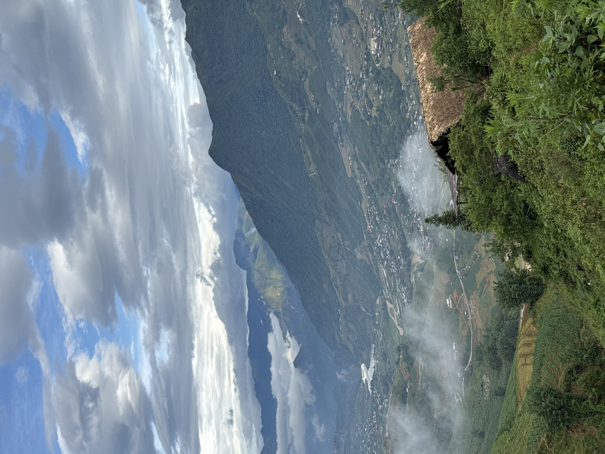 Tourist captures foggy mountain vistas and selfies in Sa Pa