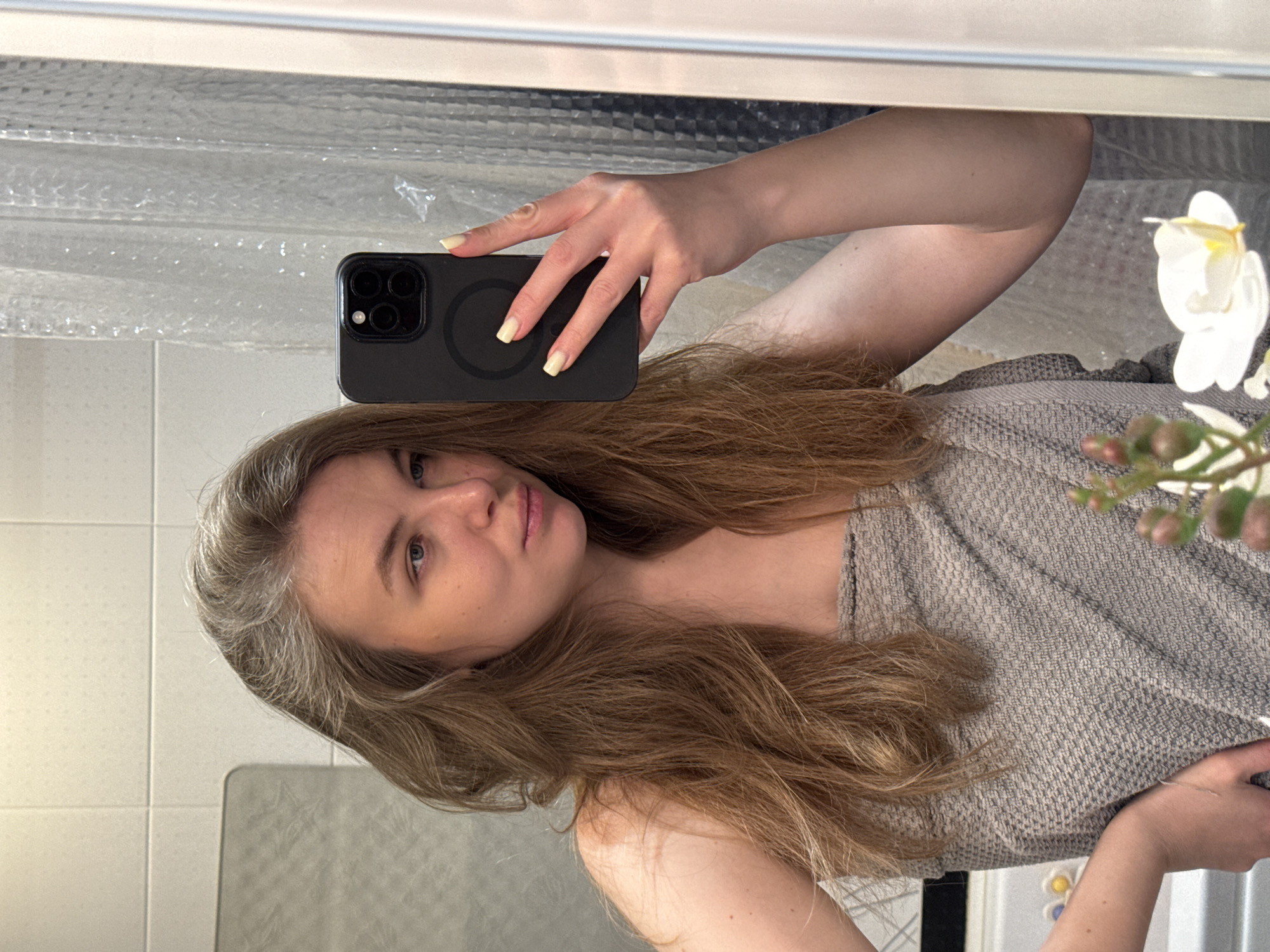 Person takes bathroom selfie in Vladimir, Russia