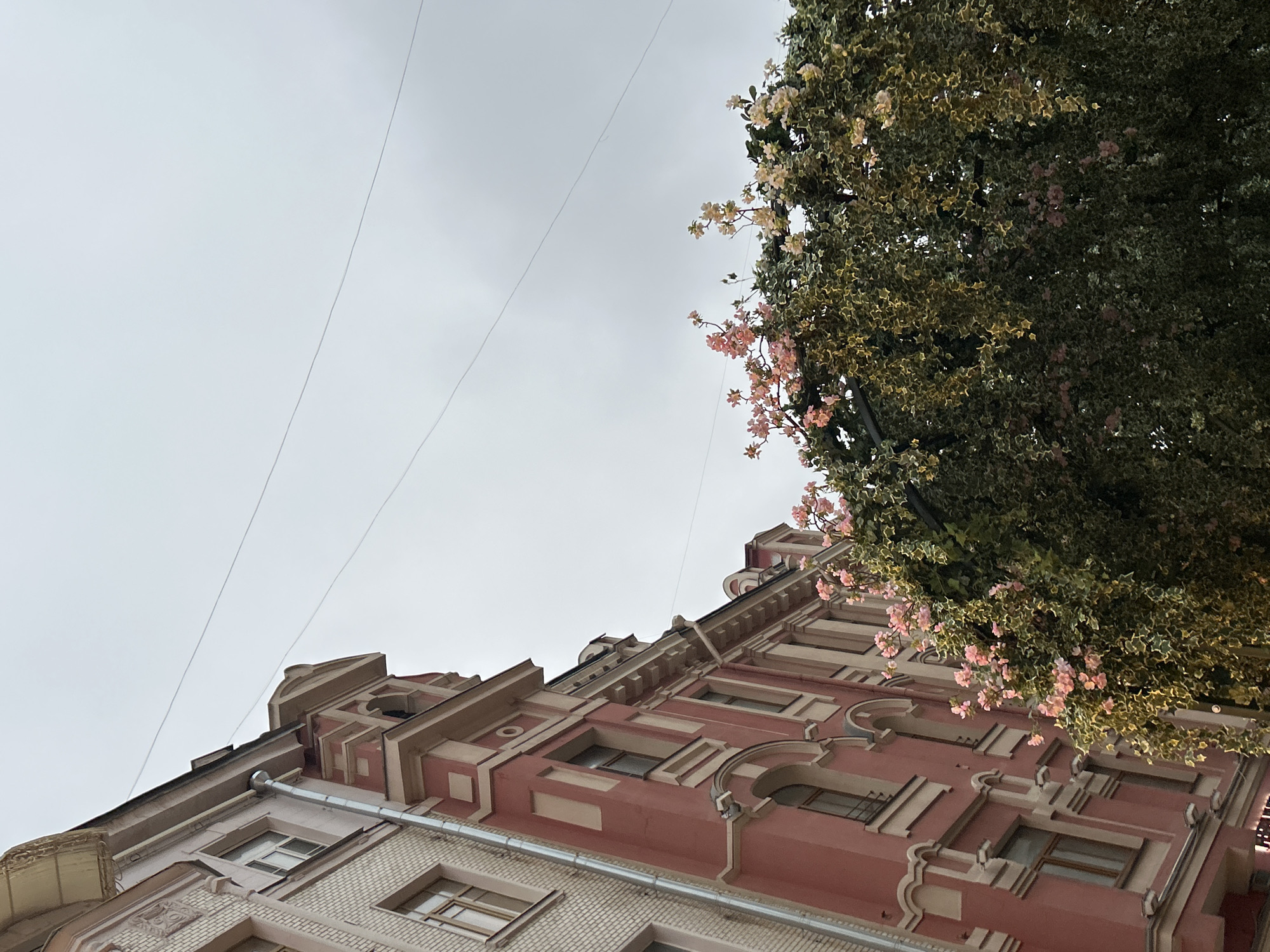 Urban architecture and spring park scenes documented over 21 minutes