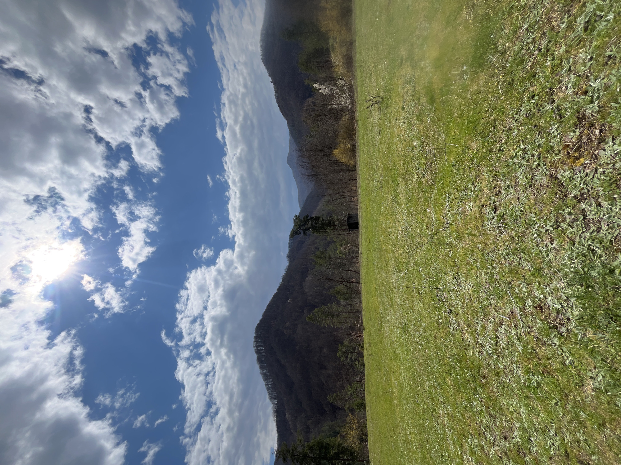 Clear skies, scattered clouds observed in Srednogortsi, Bulgaria