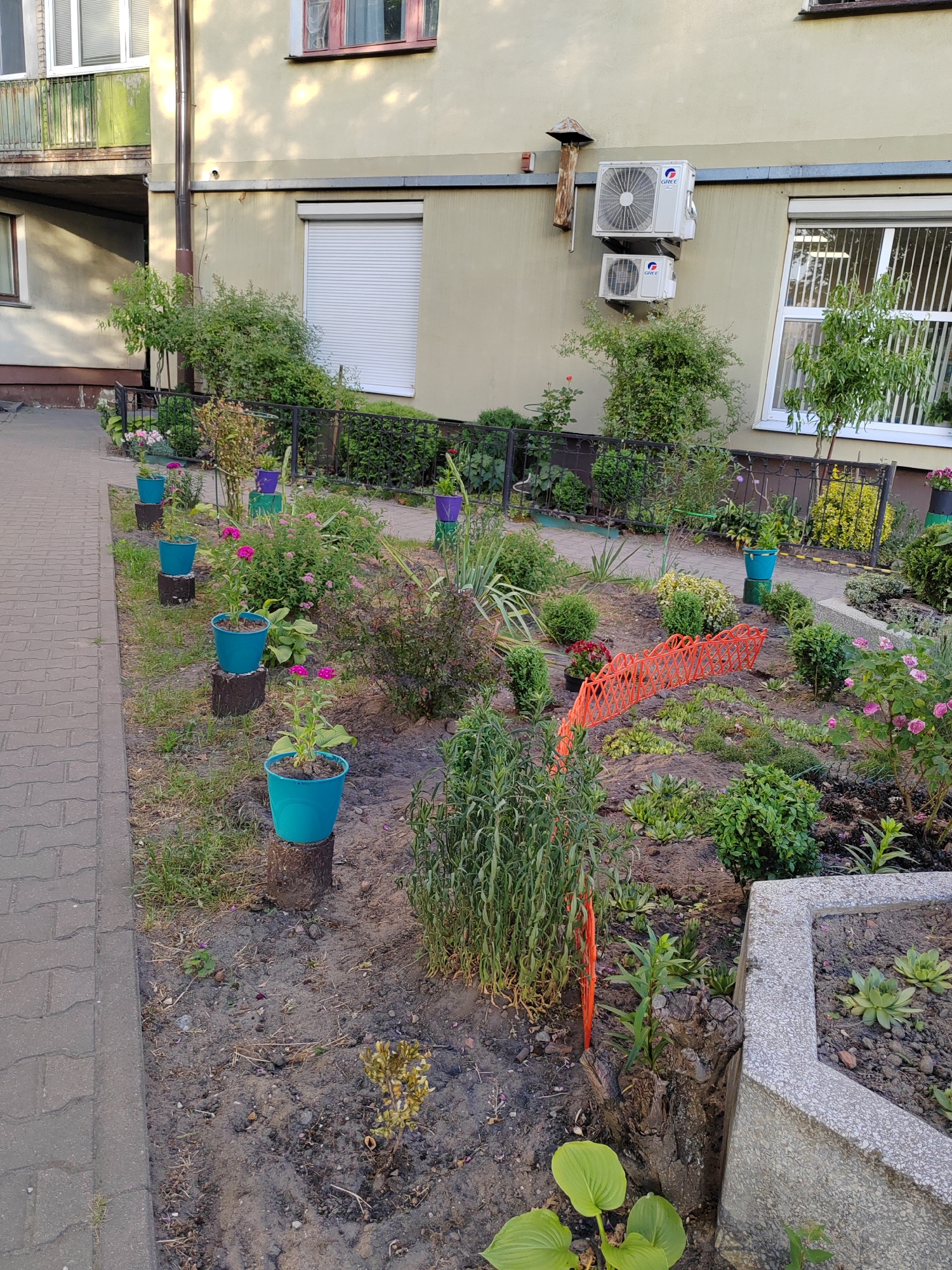 Evening stroll through Brest captures everyday urban life