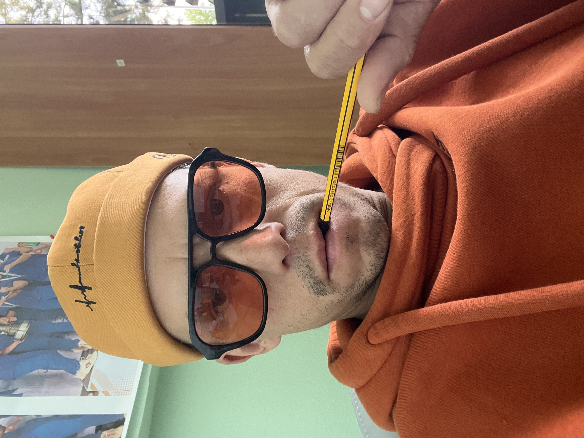 Person photographed vaping, taking selfie in Chaikovsky, Russia