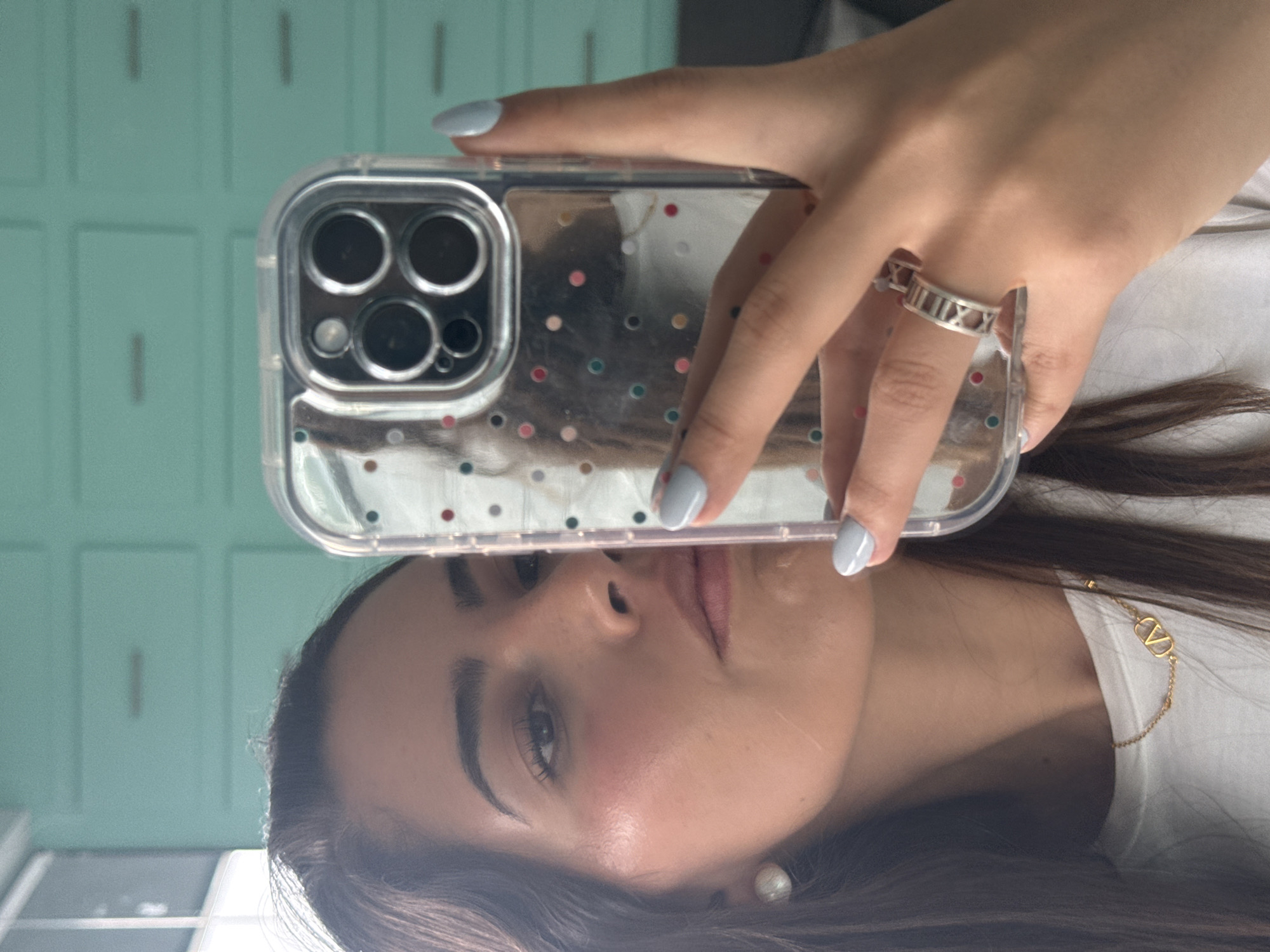 Woman documents beauty routine with selfies in Mexico
