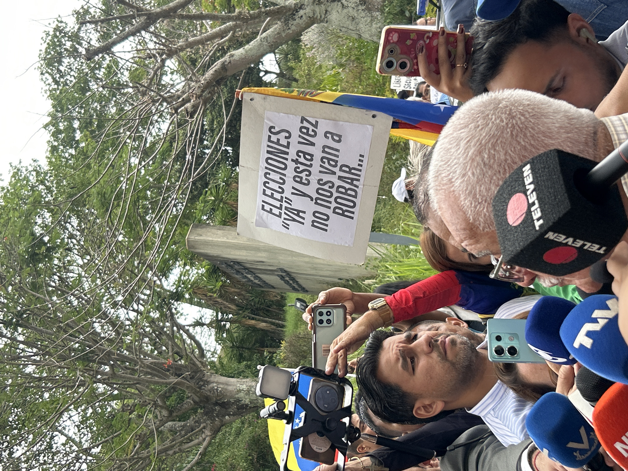 Political gathering draws crowds to Caracas roadside
