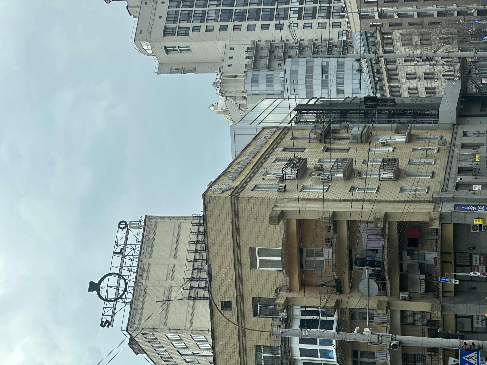 Morning street scenes captured across central Kyiv show traffic, buildings