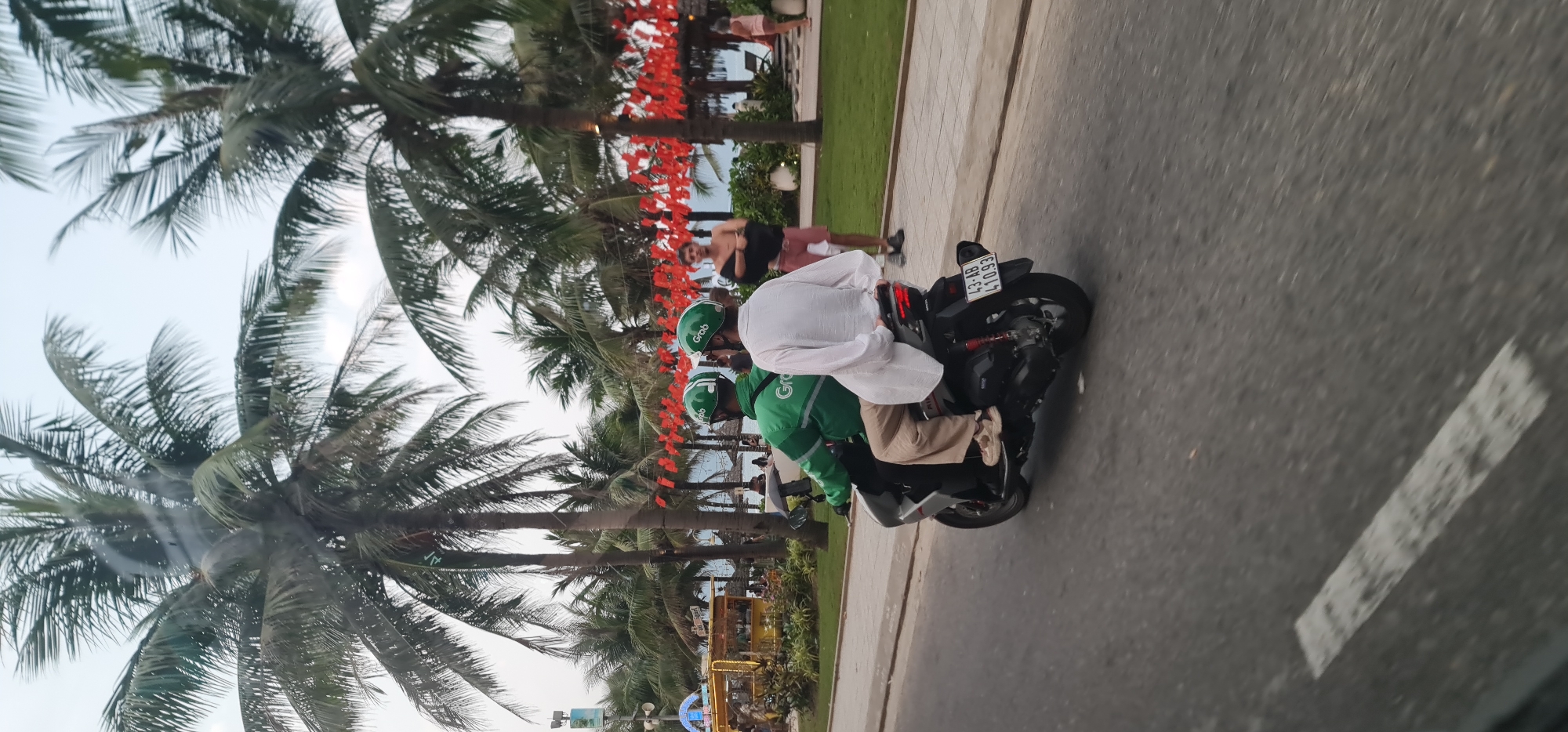 Street food vendor operates on Da Nang road