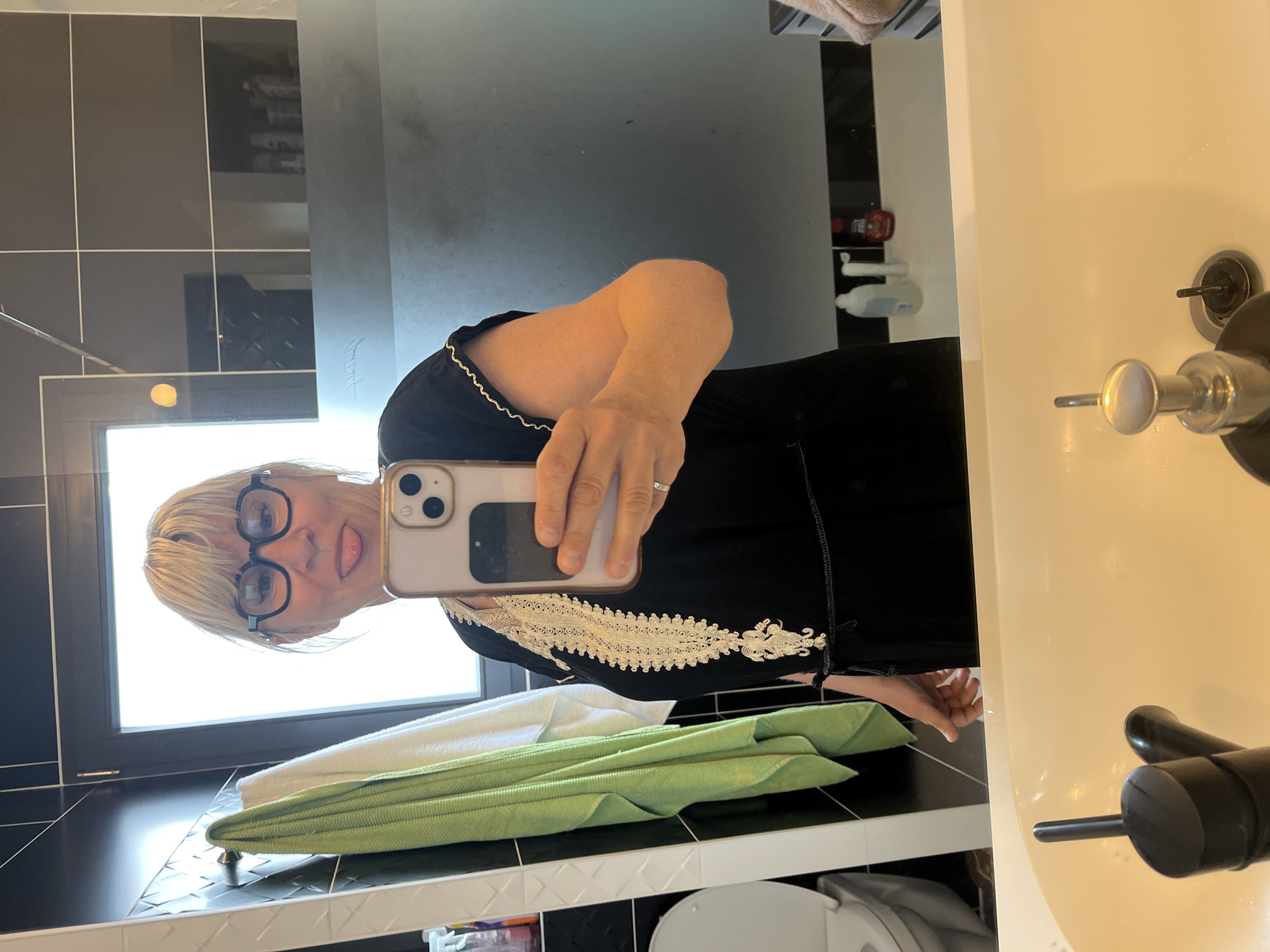 Woman spotted in two locations across Chambœuf afternoon