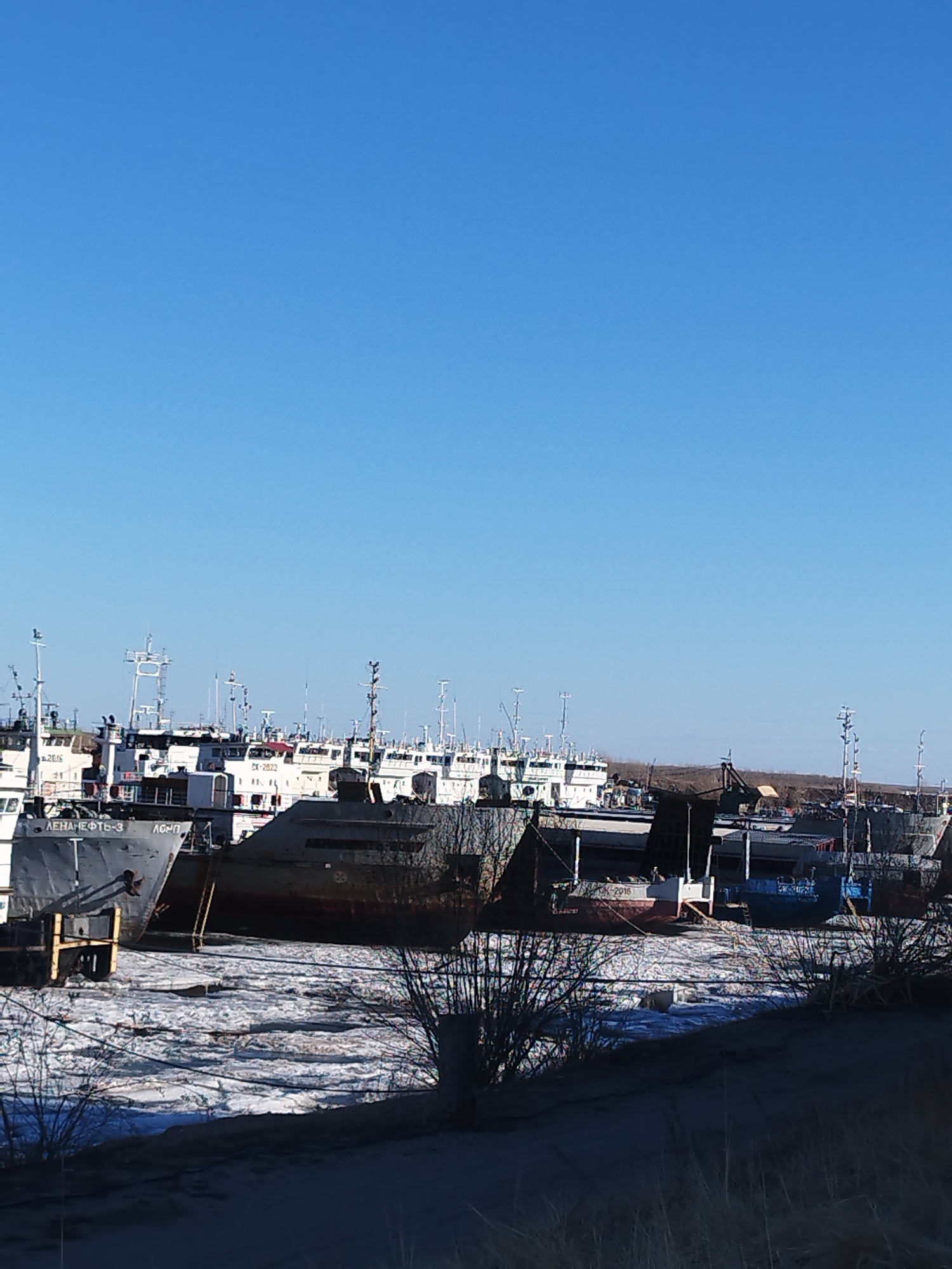 Harbor documentation captured in Zhatay, Russia amid spring ice