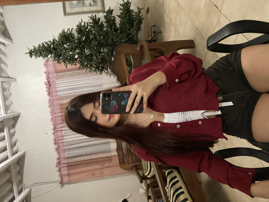 Woman Takes Extended Mirror Selfie Session in Venezuelan Home