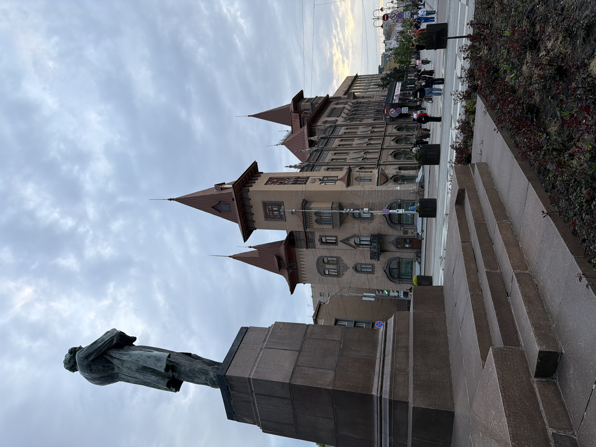 Saratov monument and emergency vehicle documented by witness