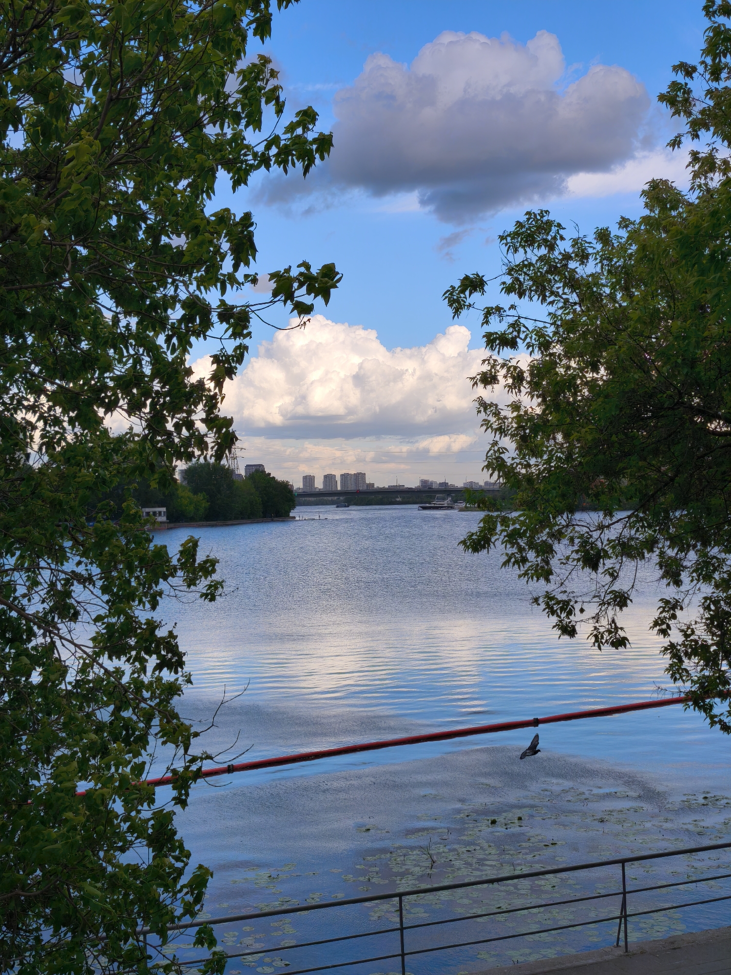 Moscow riverfront scenes and landmarks documented in five-minute span