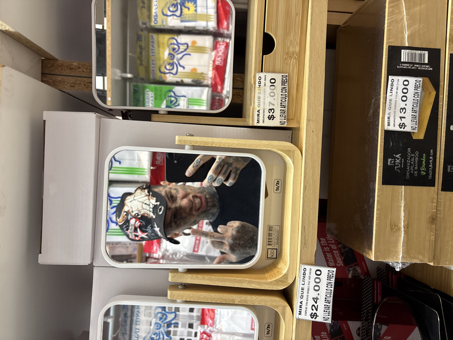 Couple documented shopping and strolling through Buenos Aires stores