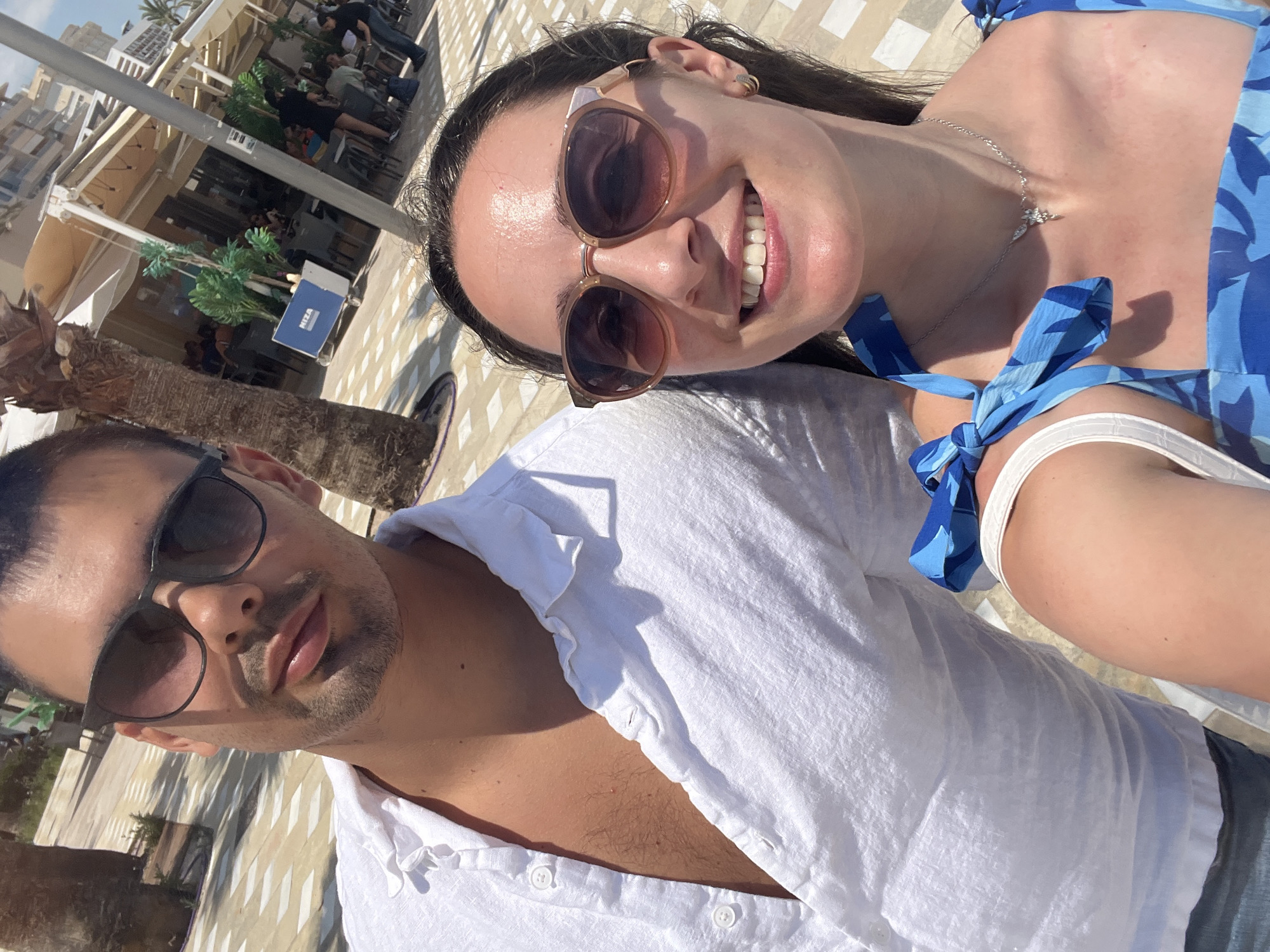 Tourist captures Alicante waterfront scenes during Saturday afternoon visit