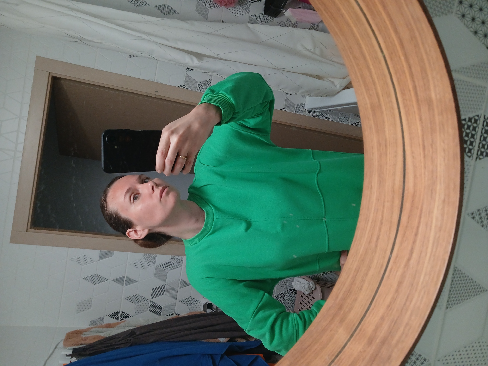 Green sweatshirt selfie session in a Yekaterinburg apartment