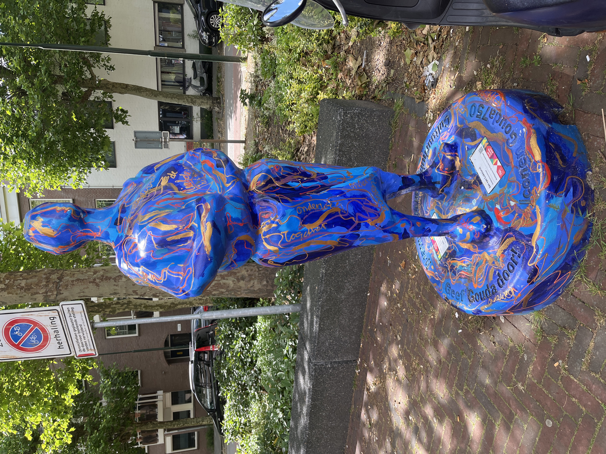 Public art and street performances observed around Gouda station