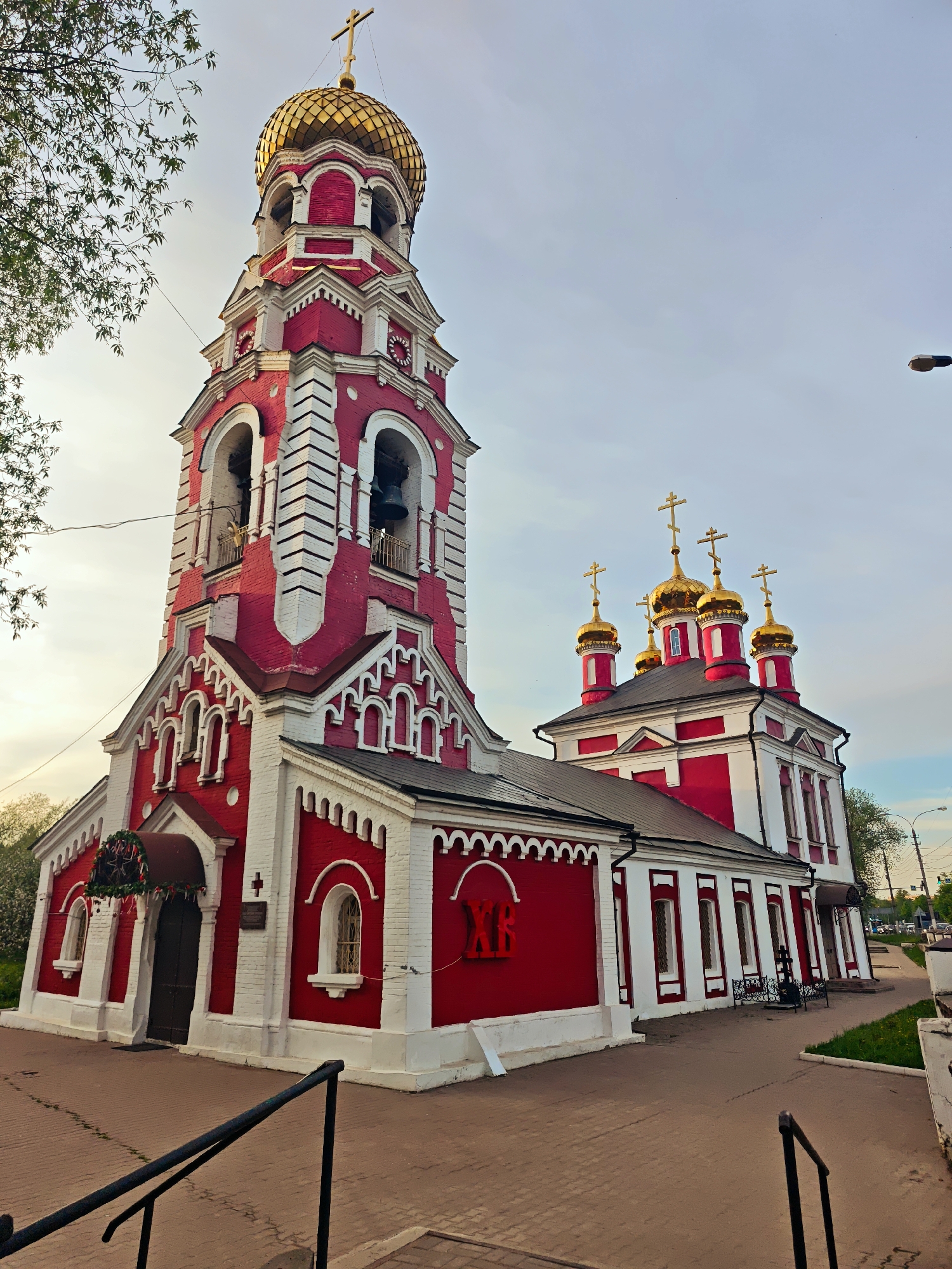 Witness captures Dmitrov landmarks, amusement park, and delivery robot