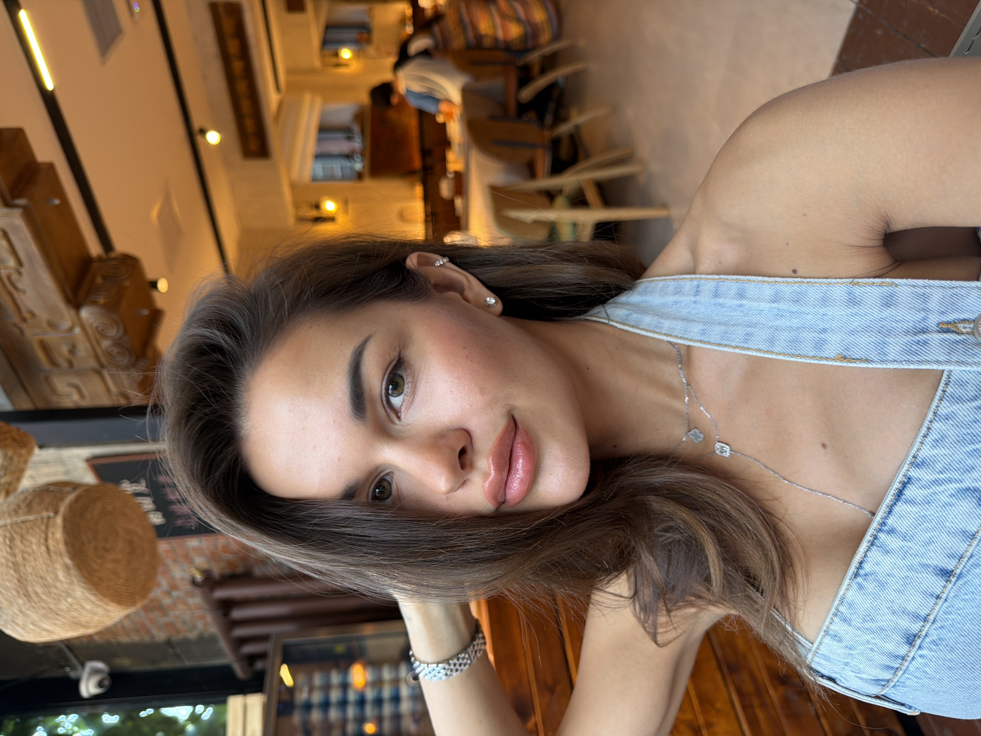 Woman documents restaurant visit in Beijing's Chaoyang District
