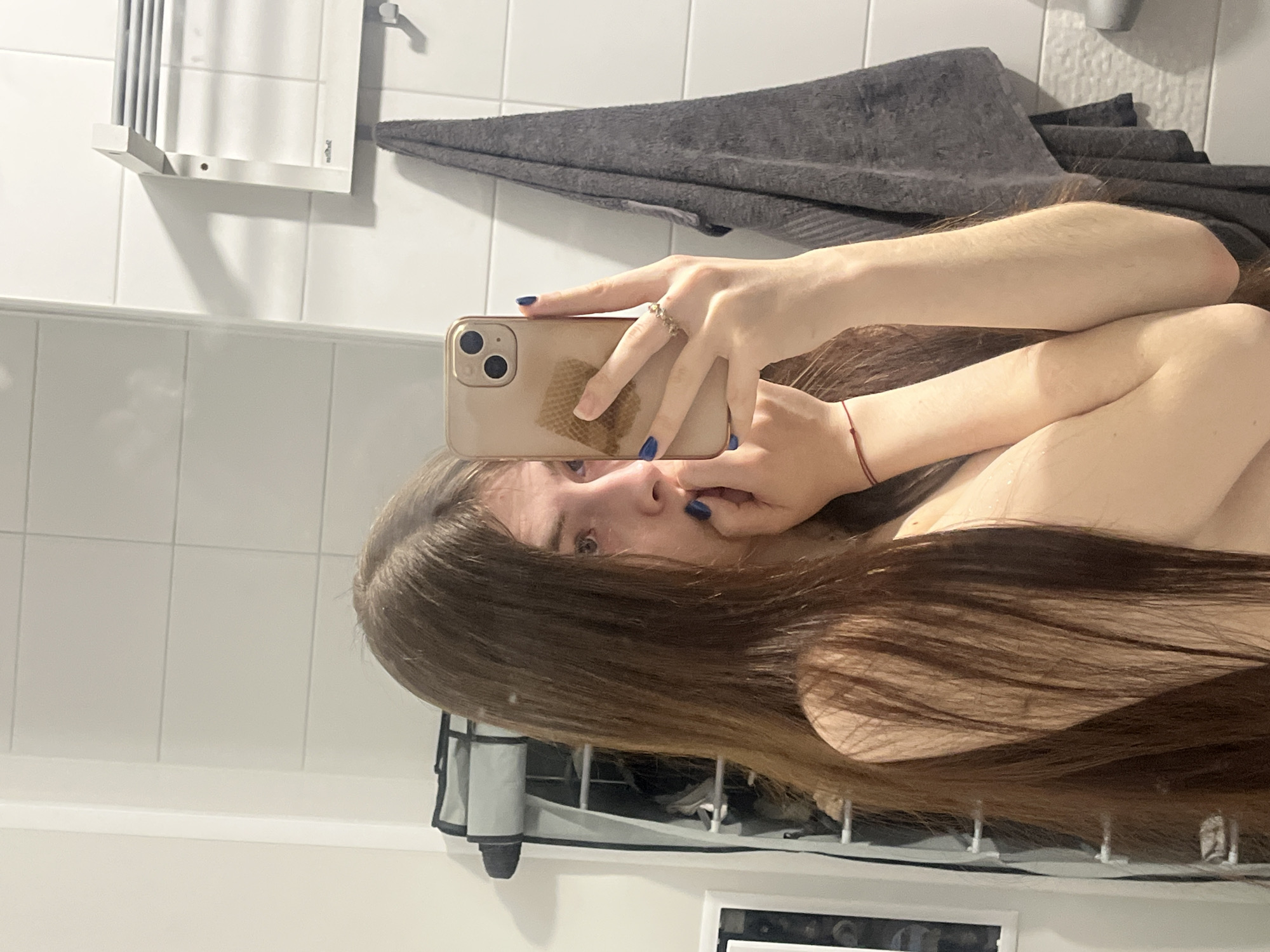 Woman takes bathroom selfies in Saint Petersburg