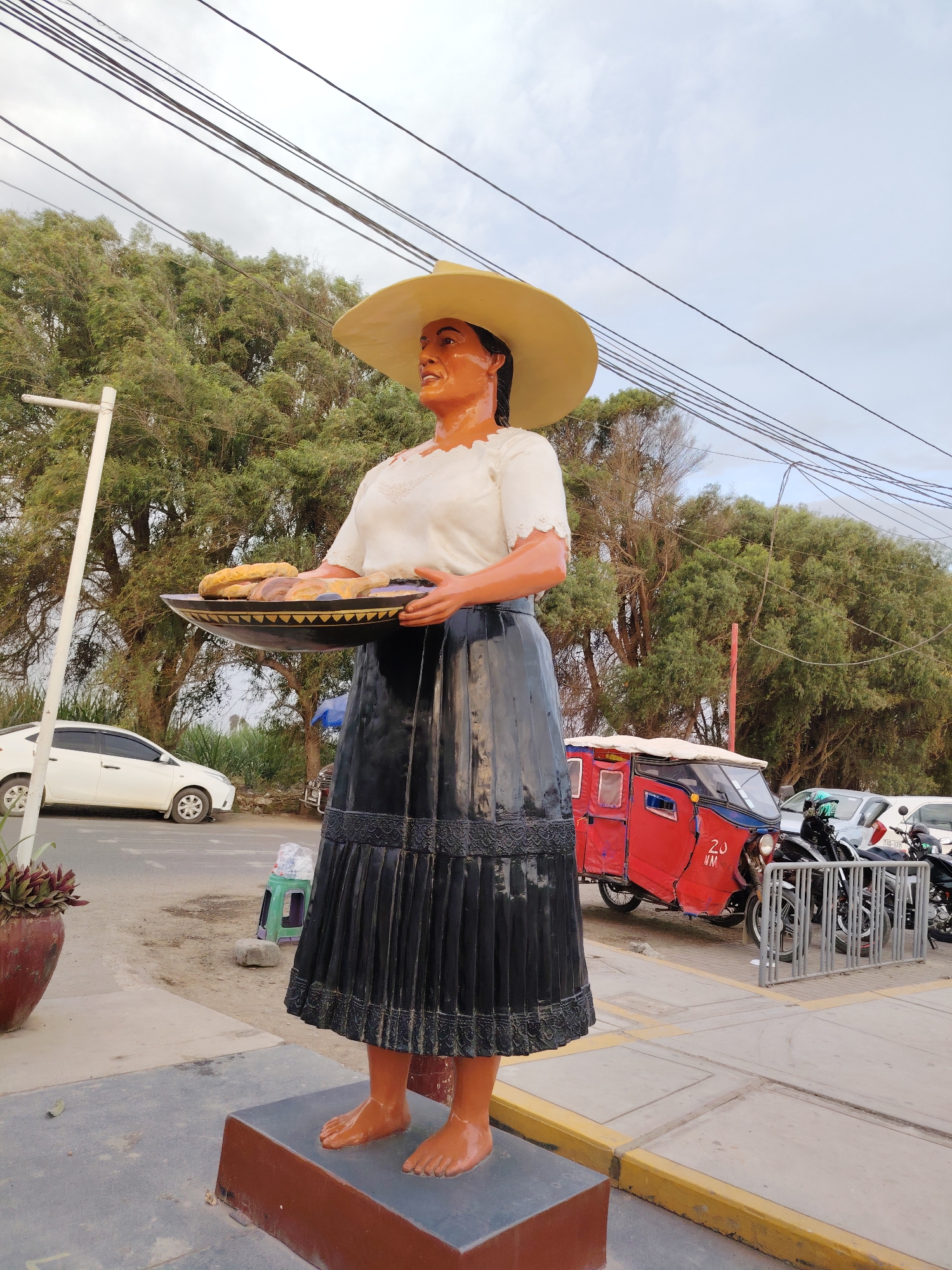 Traditional woman statue spotted on Trujillo street