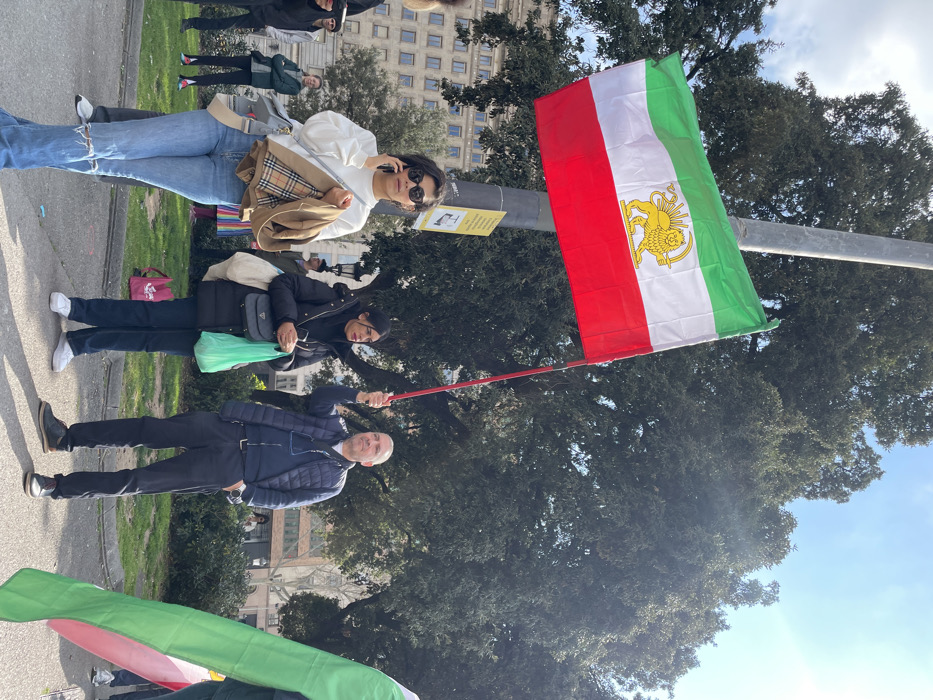 Iranian flag demonstration held in Barcelona's Plaça de Catalunya