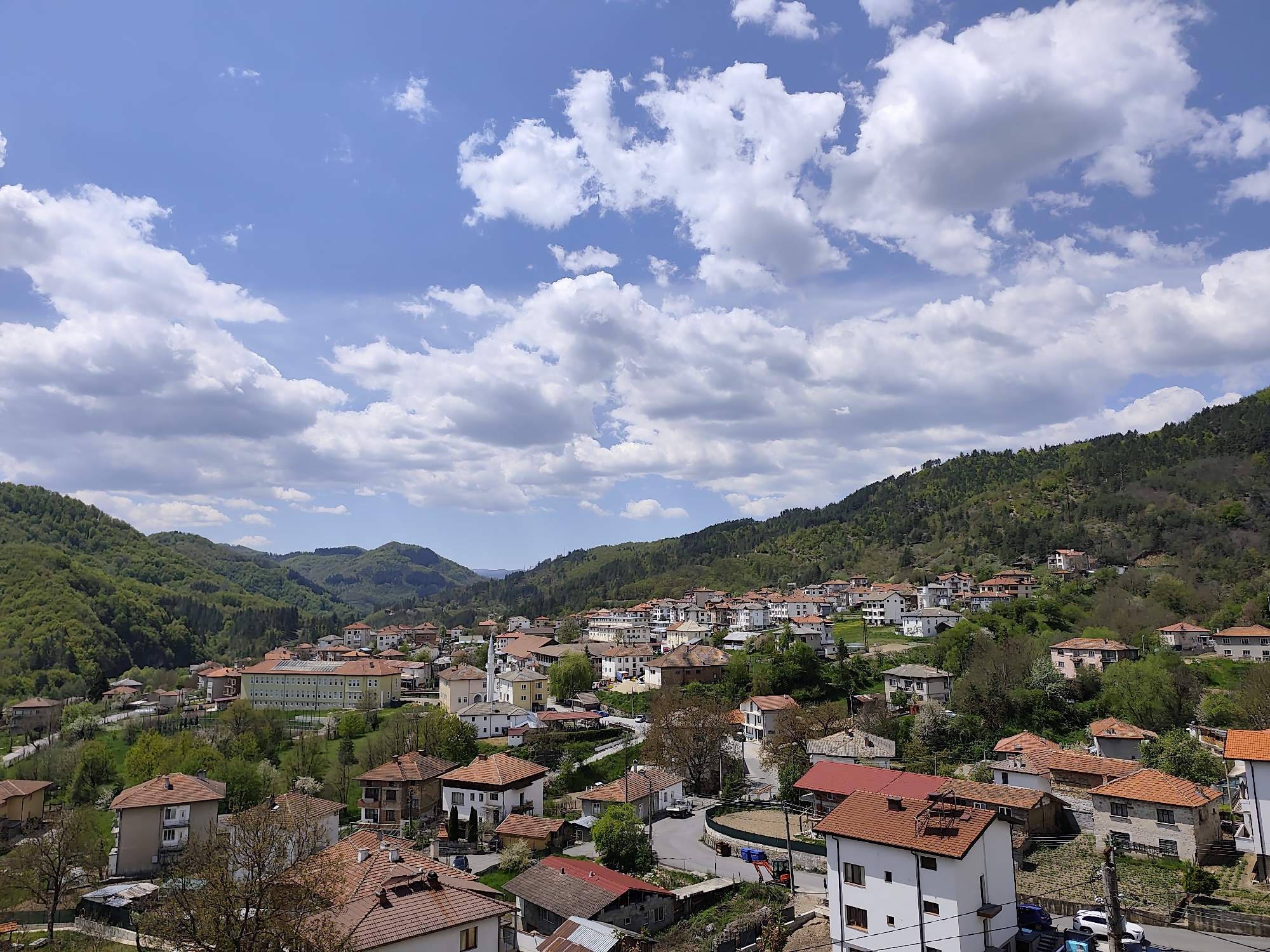 Sunny spring day observed in Srednogortsi, Bulgaria