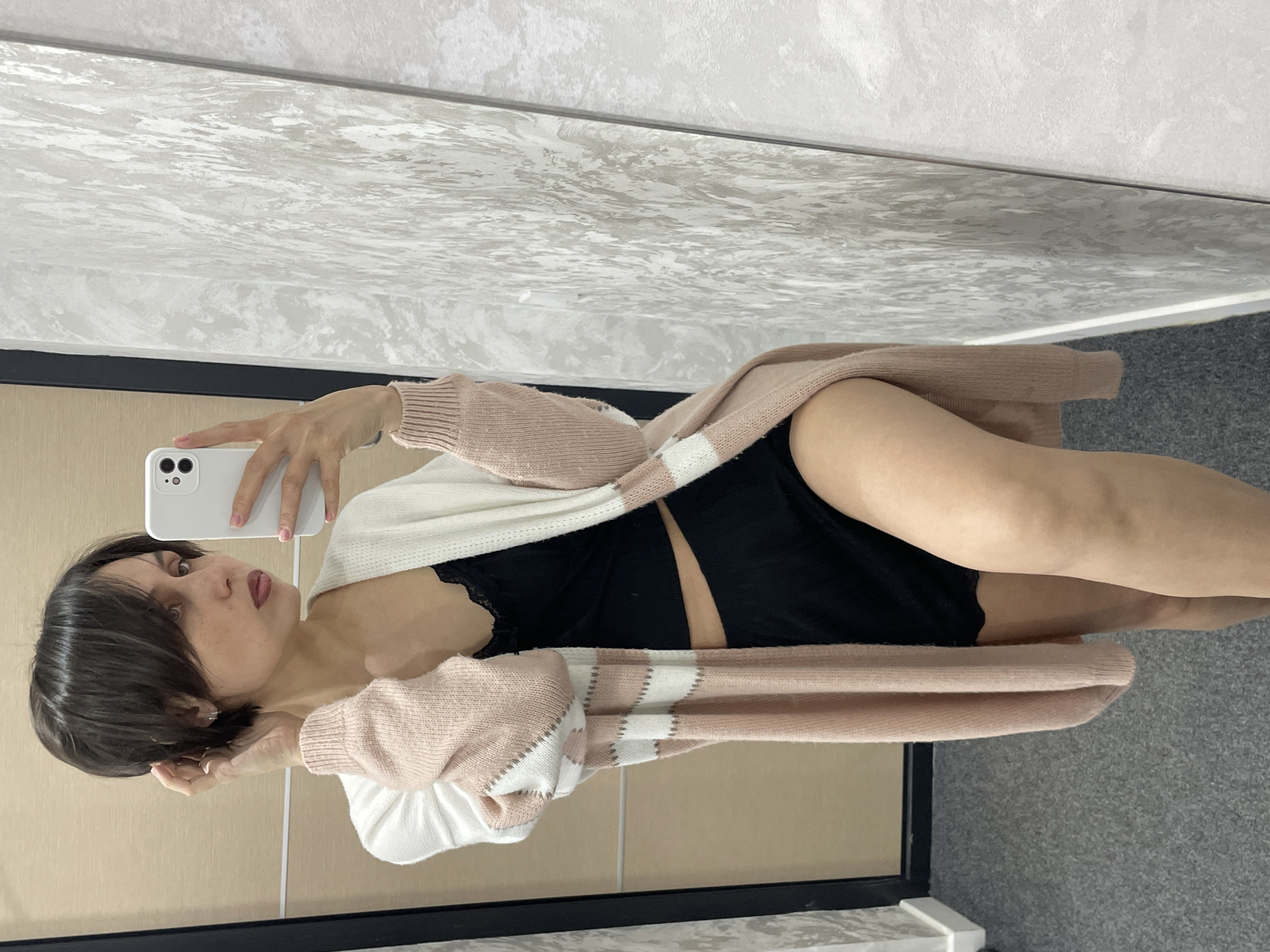 Woman documents casual morning routine through selfies in Izhevsk