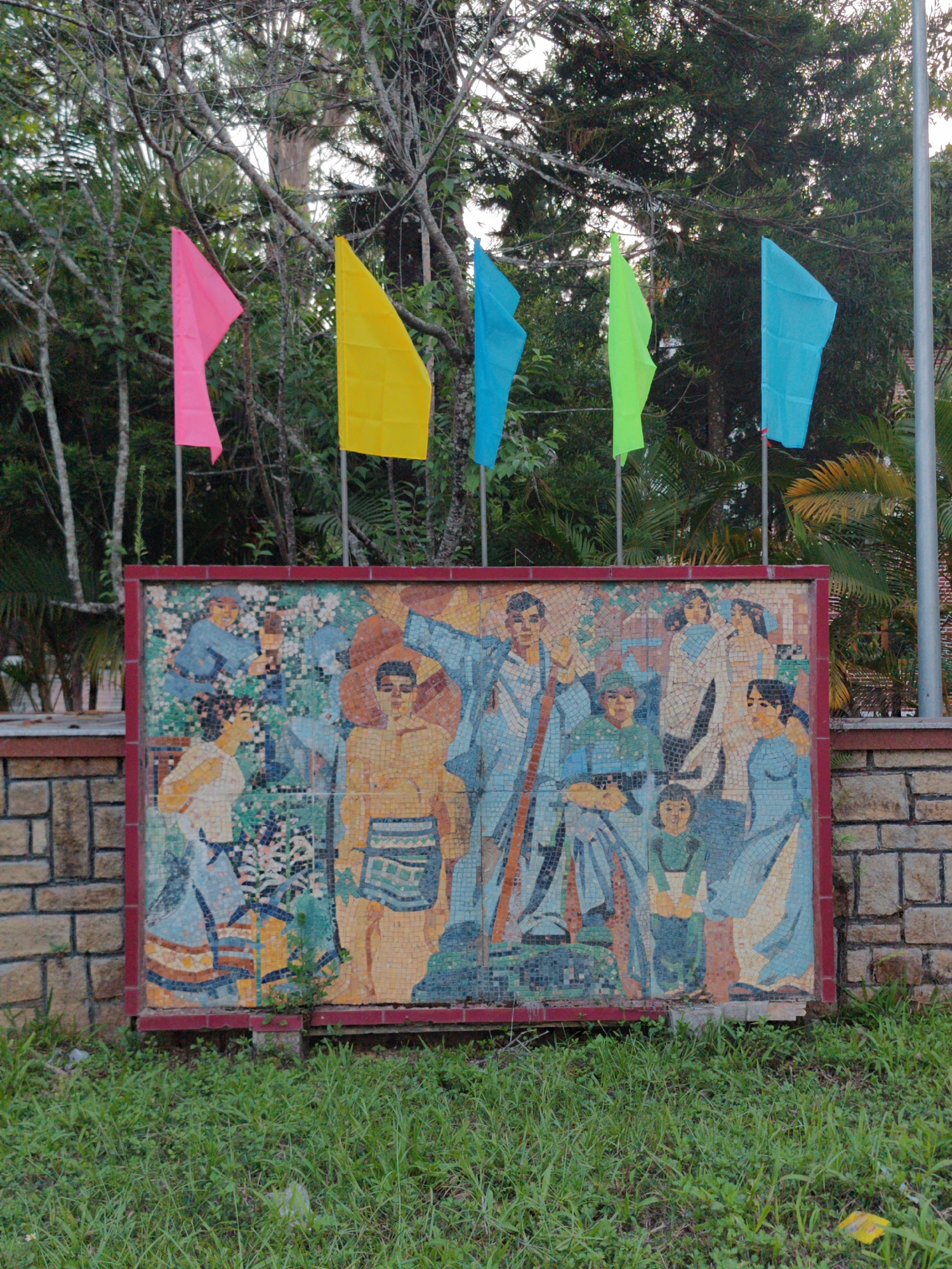 Cultural landmarks and decorations observed in Đà Lạt's Cam Ly district