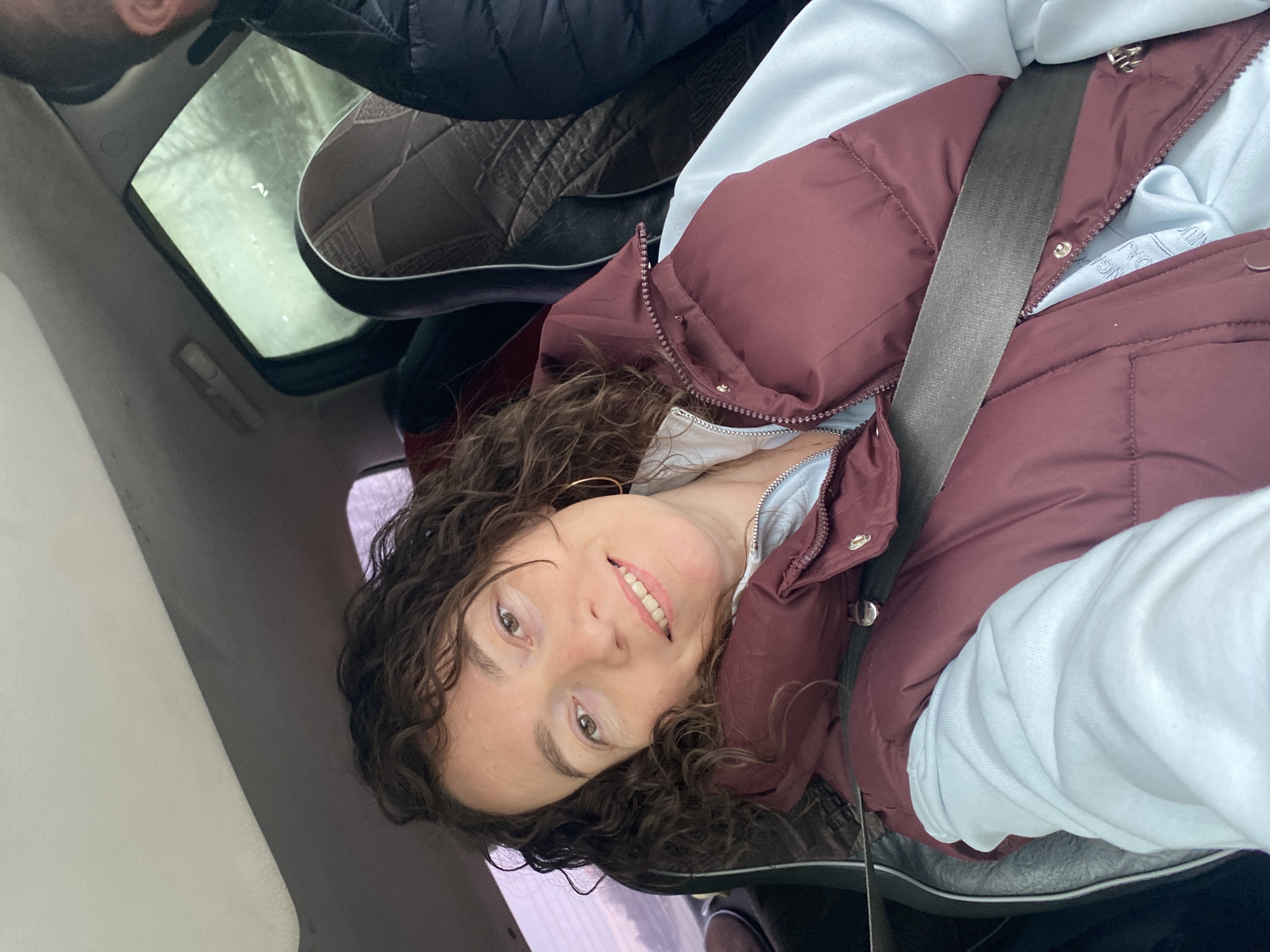 Person in maroon vest observed in car in Ol'khovskoye, Russia