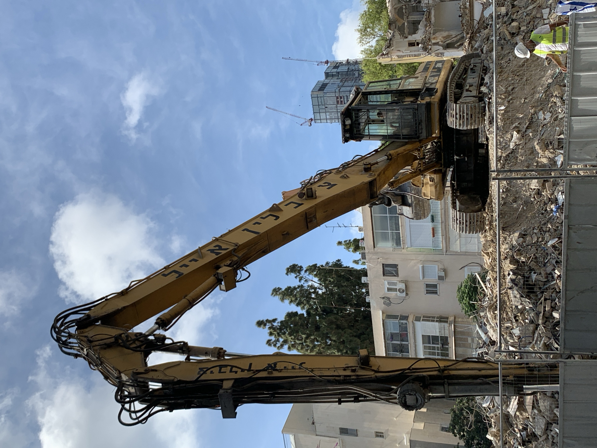 Construction work and street cat observed in Tel Aviv
