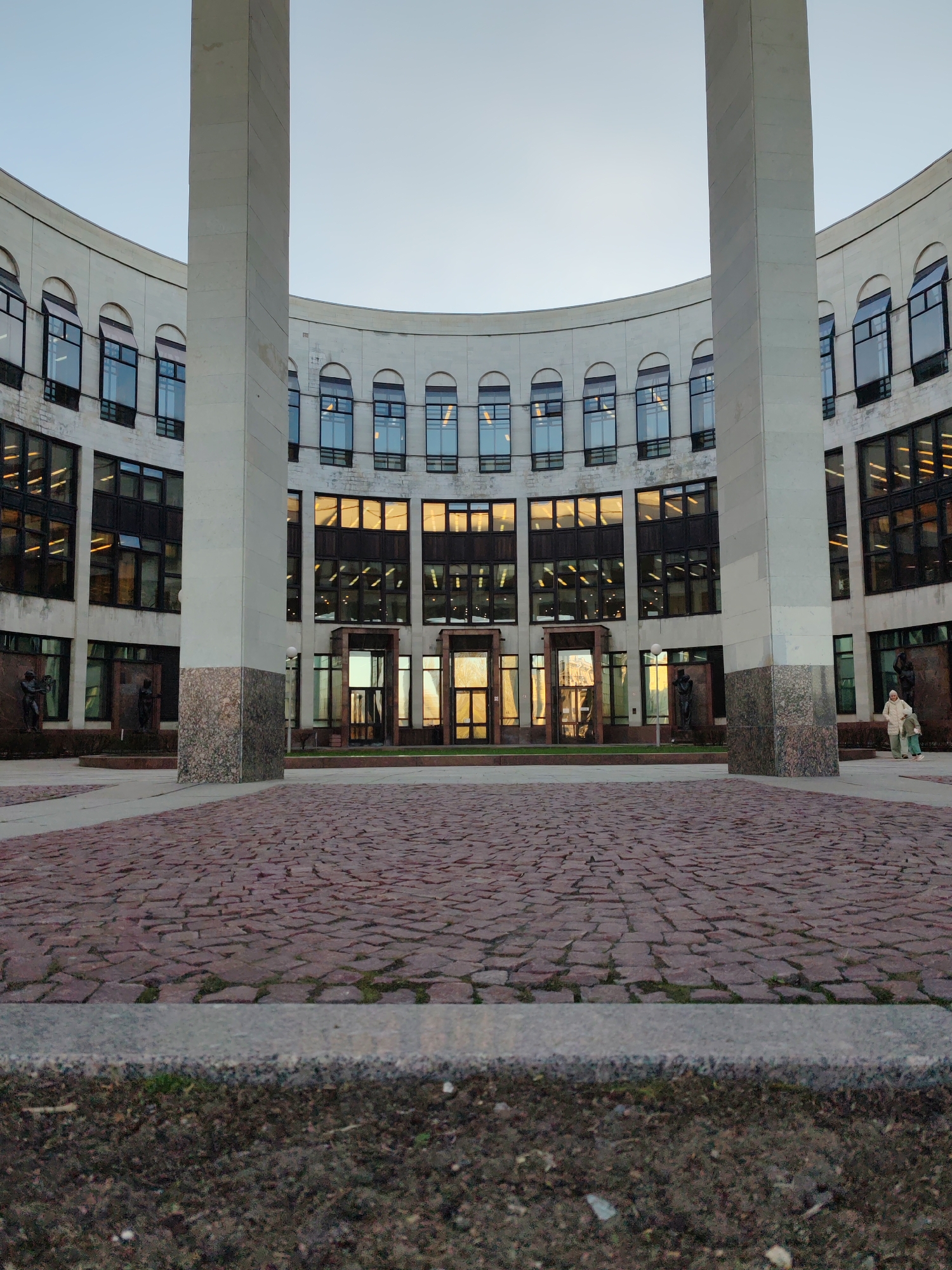 Spring afternoon campus scenes documented at Saint Petersburg university