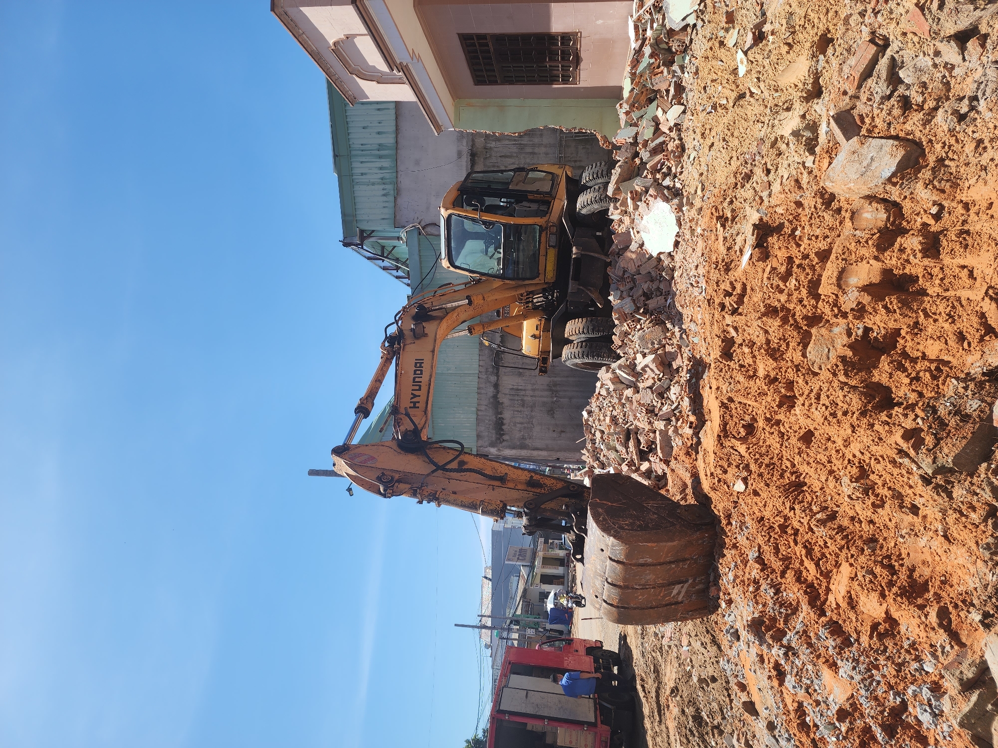 Mũi Né market in full swing: produce, seafood, street food, construction