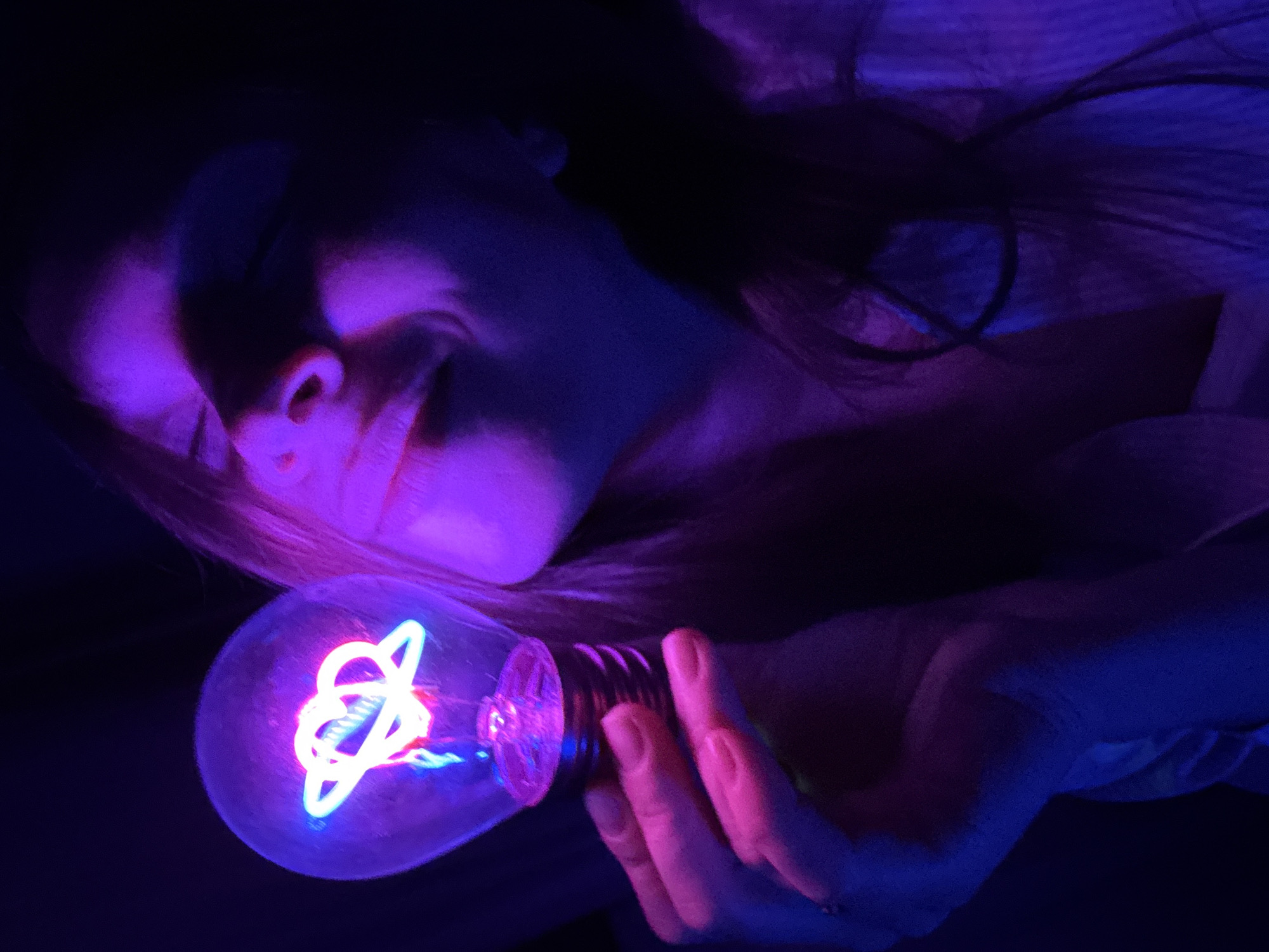 Artist creates neon lightbulb photo session in Budva
