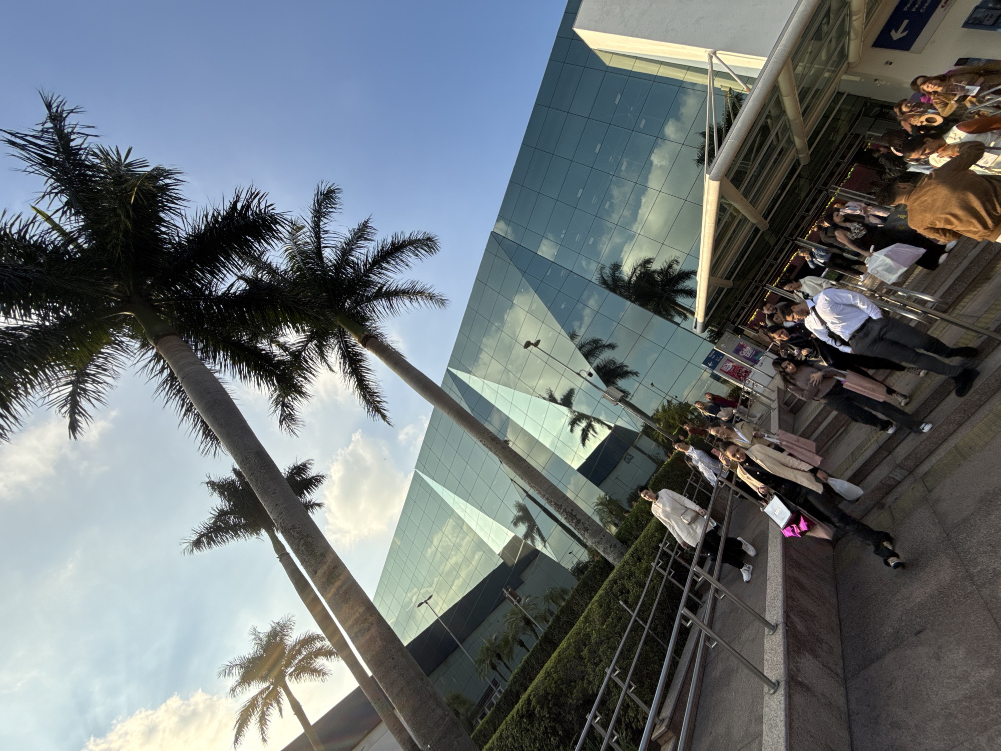 Crowds gather at São Paulo convention center entrance
