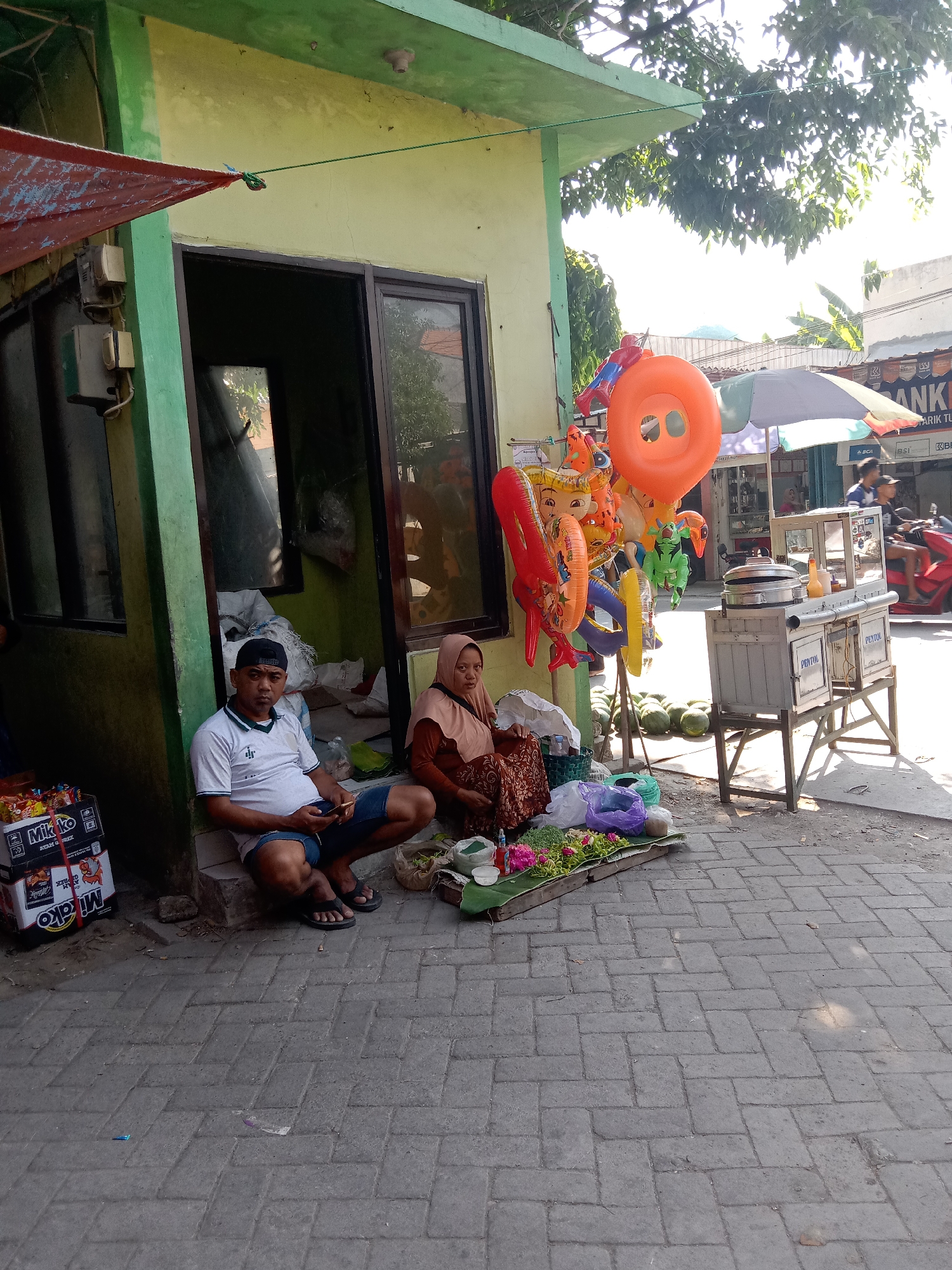 Sugihwaras market day: vendors, produce, and street life
