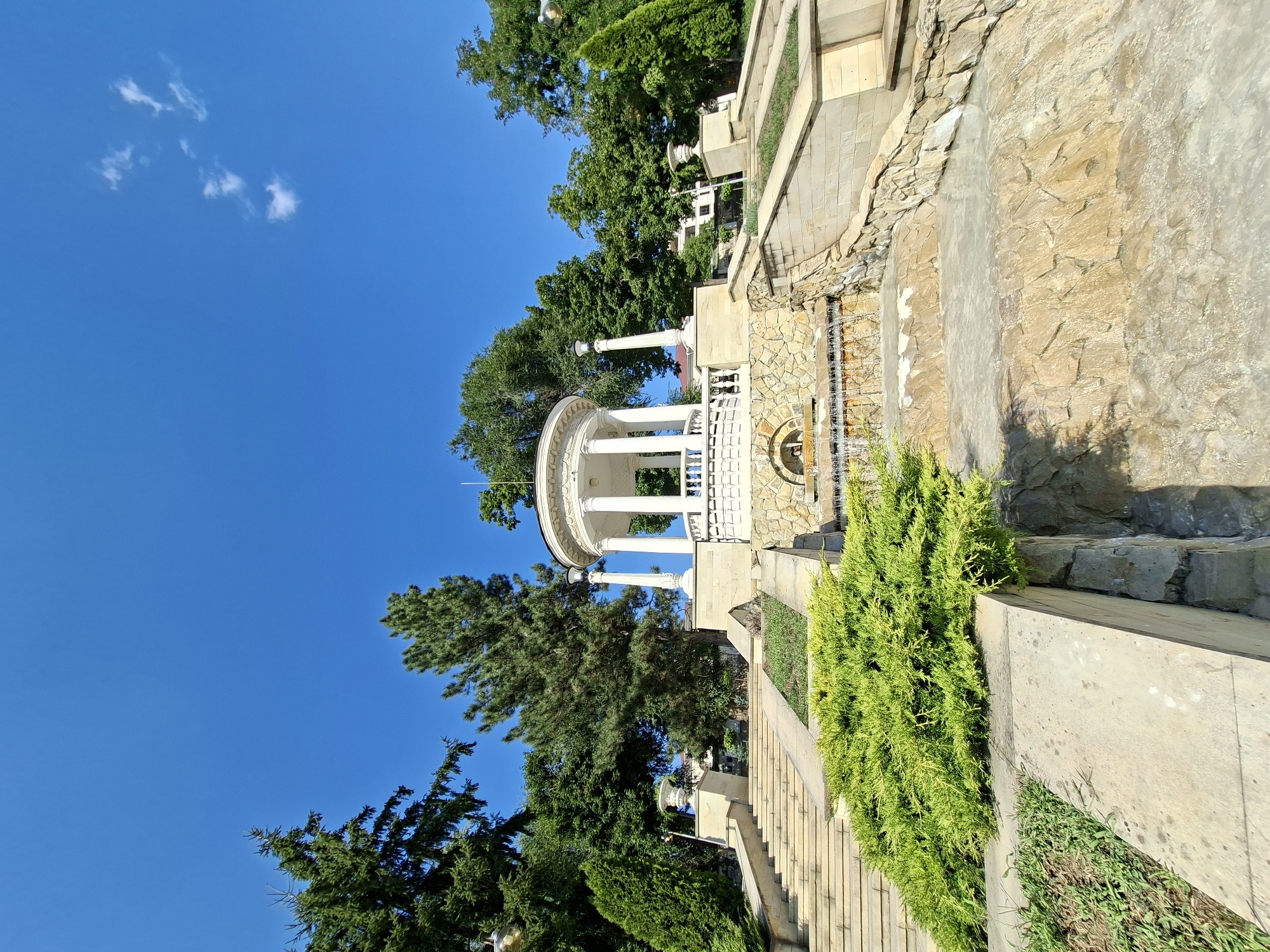 Chișinău's Dendrarium Park: fountains, rotundas, and summer greenery