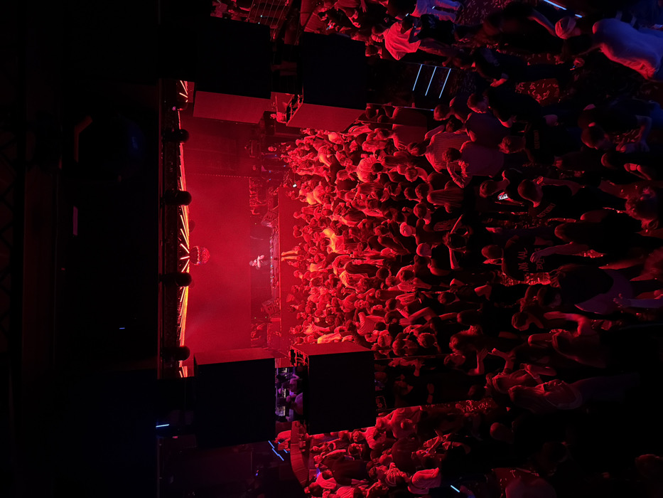 DJ John Hardstyle draws packed crowd to Prague nightclub