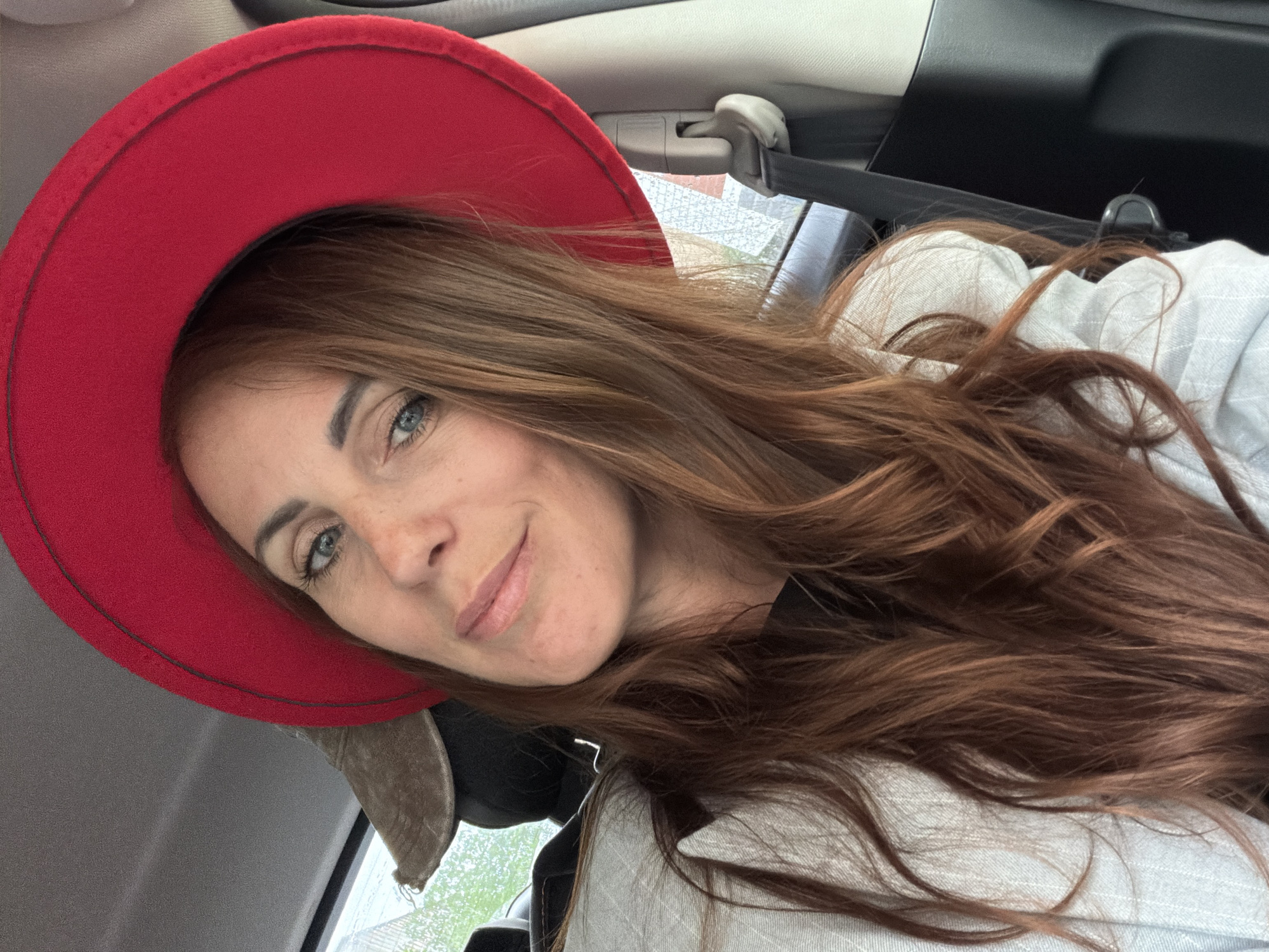 Woman documents rainy car journey with selfies in Birobidzhan