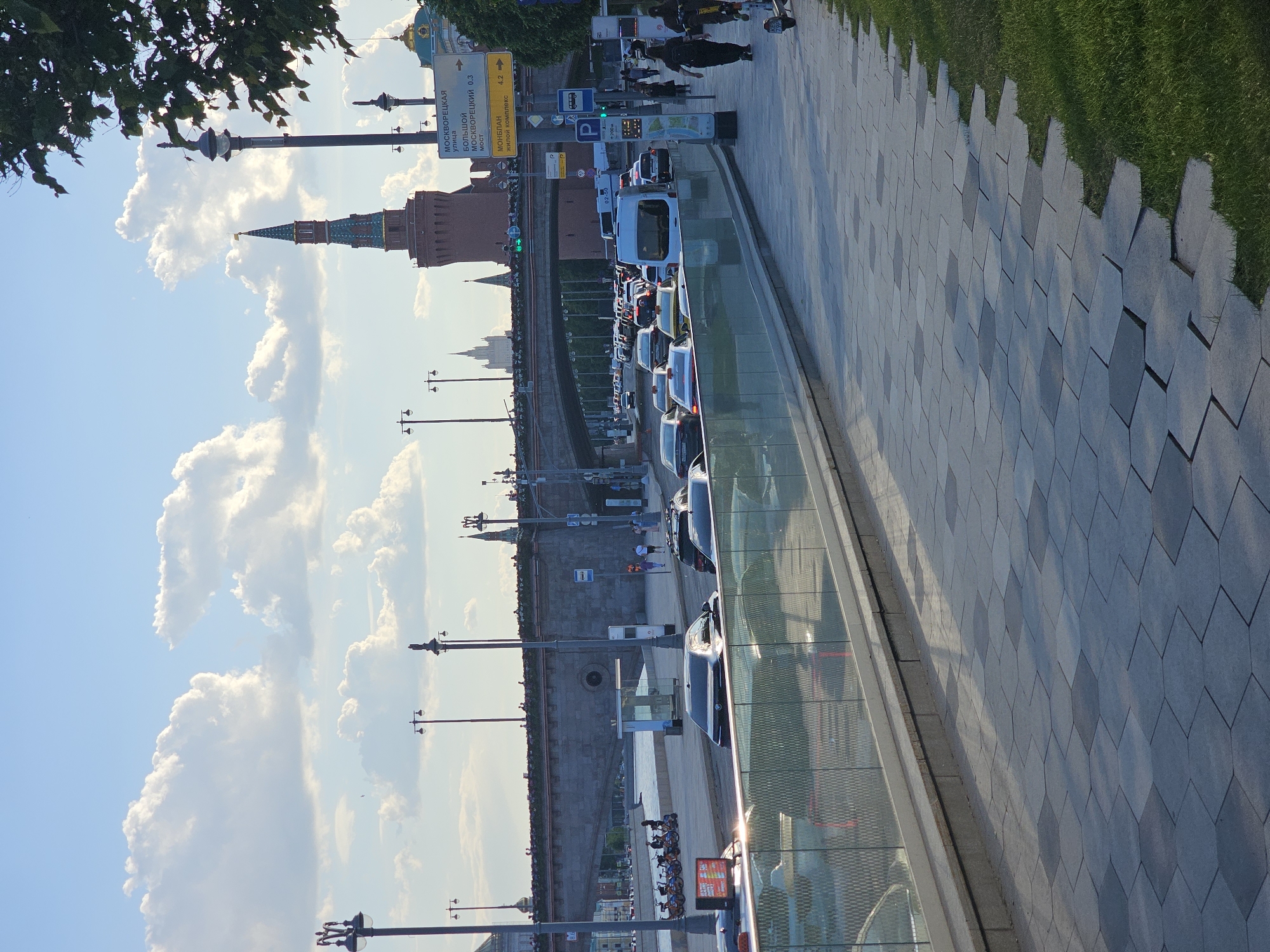 Afternoon tourism activity documented around Moscow's historic landmarks