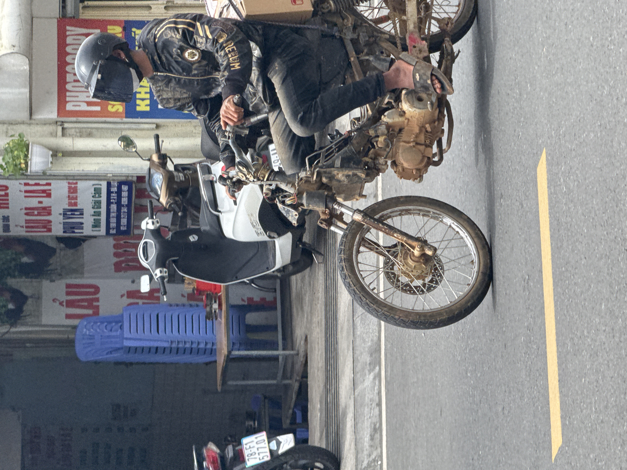 Morning street life in Da Lat: traffic, vendors, and sidewalks