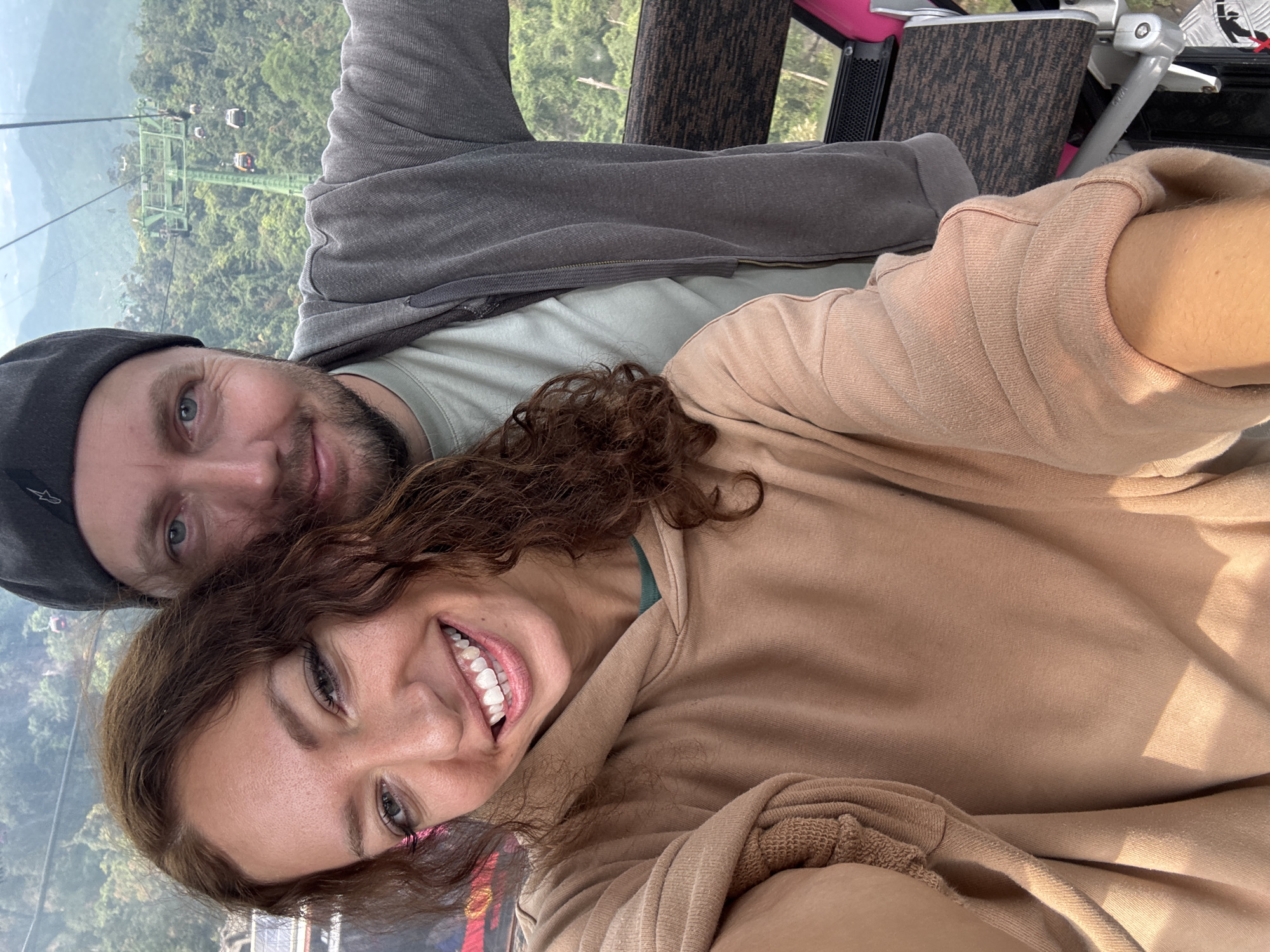 Couple shares scenic cable car ride over Da Nang mountains