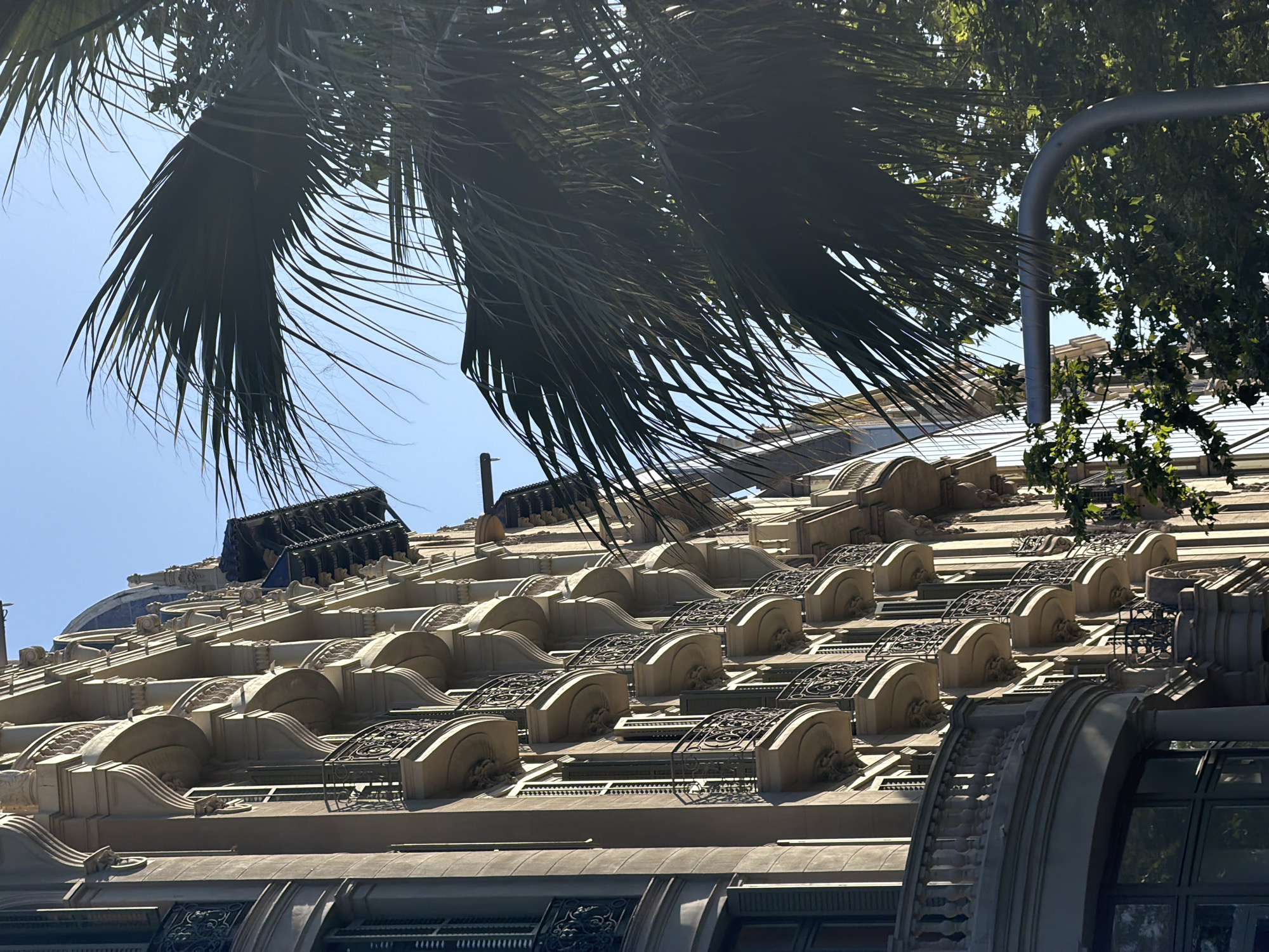 Tourist captures diverse Barcelona scenes during afternoon walkabout