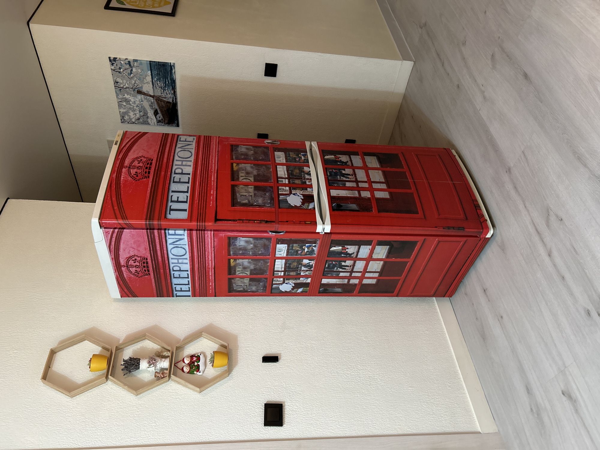 Inside a Bălți home: kitchen, living room, bathroom, and a novelty fridge